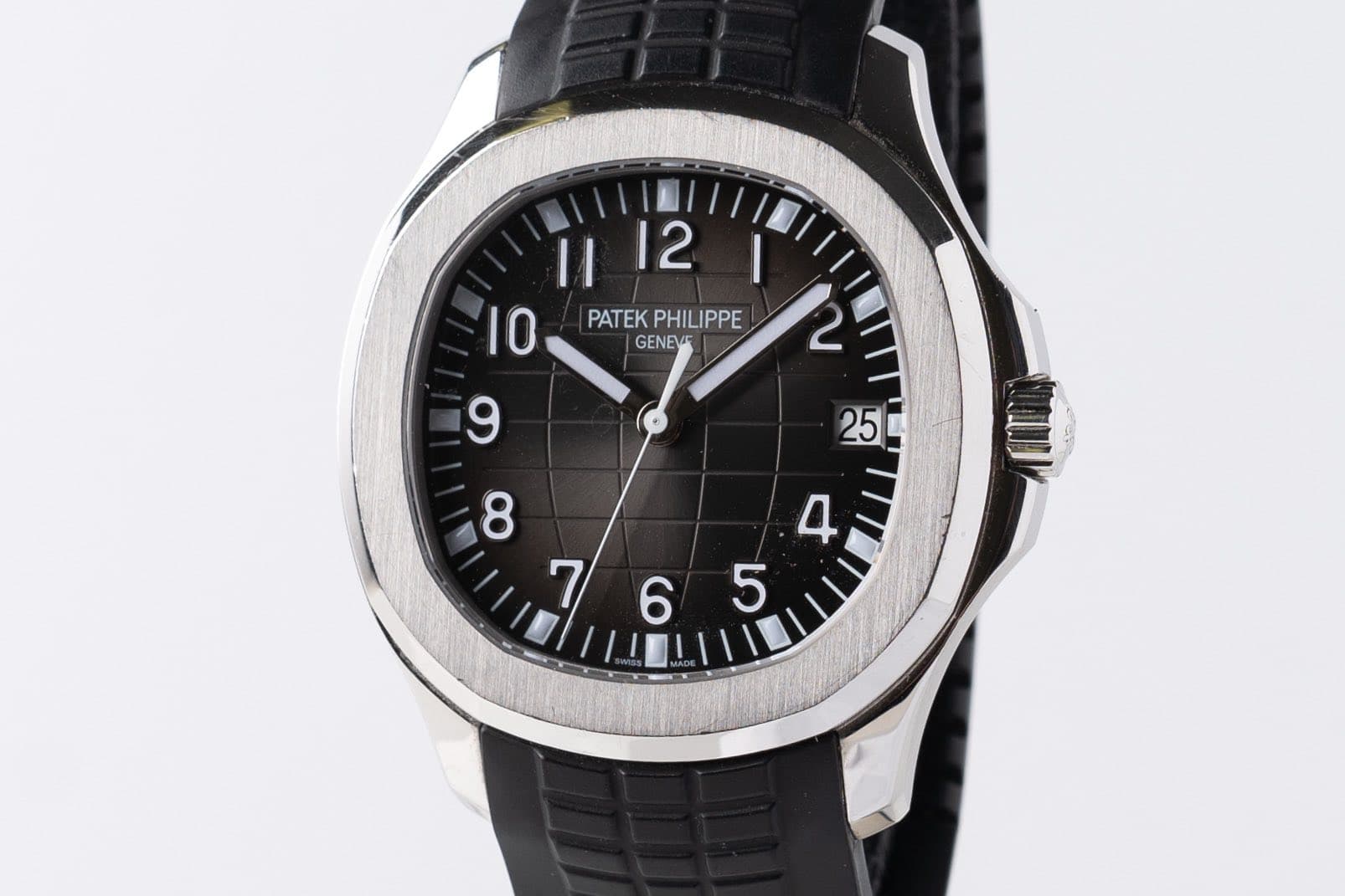 May be an image of wrist watch and text that says '12 II I 10 PATEKPHILIPPE PATEK PHILIPPE GENEV TI పనునిున'