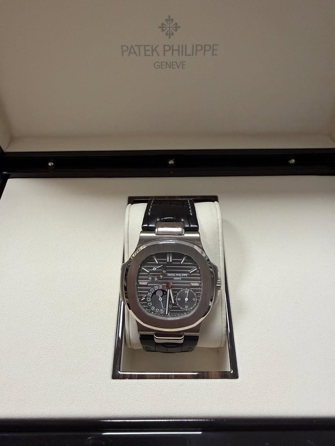 May be an image of wrist watch and text that says 'PATEKPHILIPPE PHILIPPE PATEK GENEVE Aи ကက် せー วิว طد יירדו TOR 김대 ययत '8:31 A من و o'