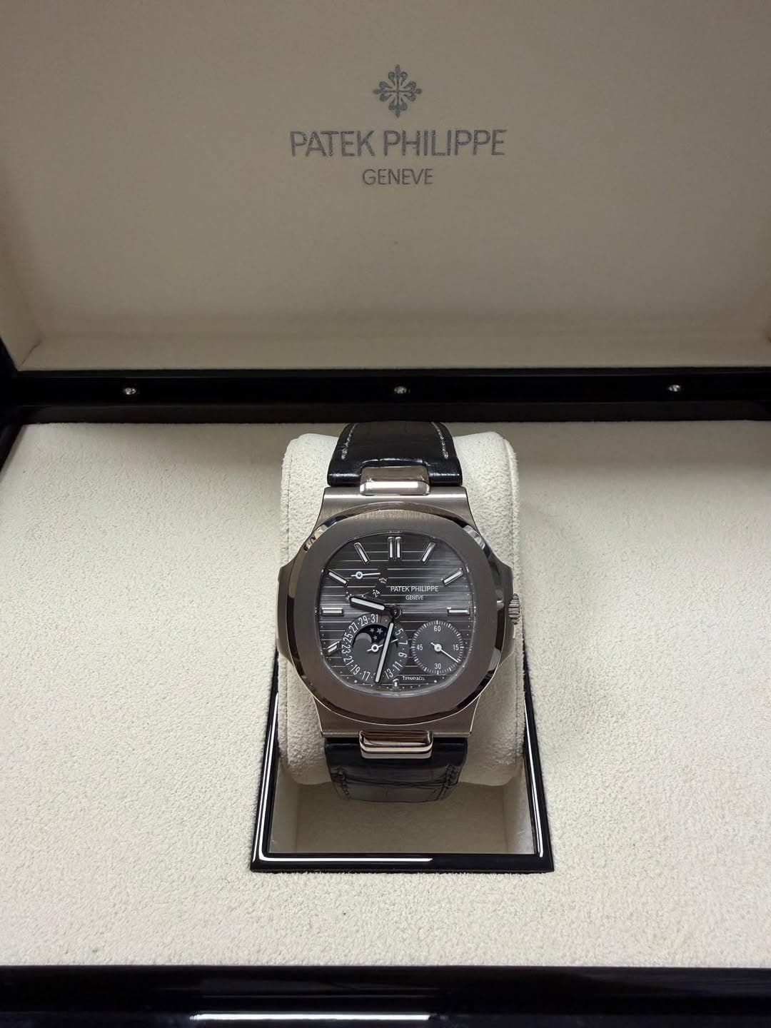 May be an image of wrist watch and text that says 'PATEKPHILIPPE PHILIPPE PATEK GENEVE ـ١/ דוק PTT PREPPI エ E3 F ف E =4 N - - -: 3- 5- မ EN … 一'