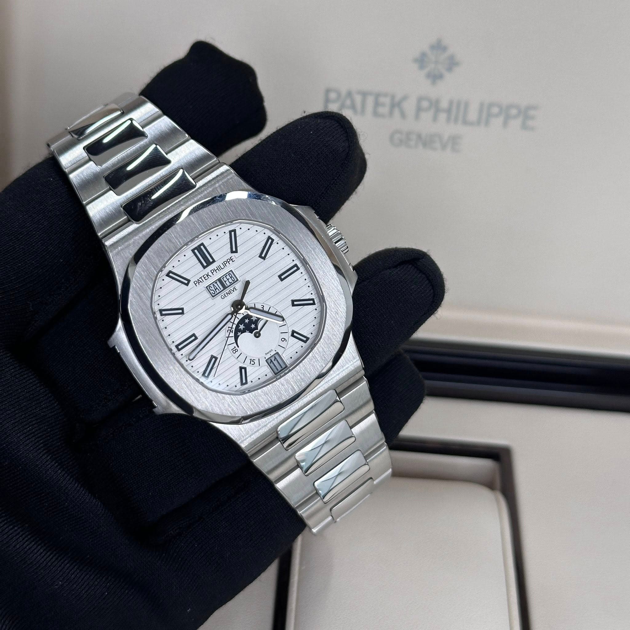 May be an image of wrist watch and text that says 'PATEK PATEKPHILIPPE PHILIPPE GENEVE ni II I D TEK 家 ाकা SALFBI GUV EREM nc 年易 GUA I m 0 16 / 15| D.'