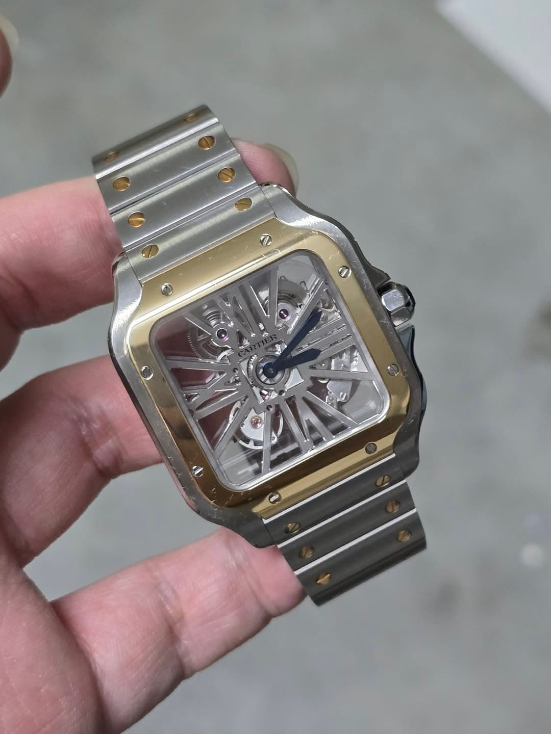 May be an image of wrist watch and text that says 'D a'