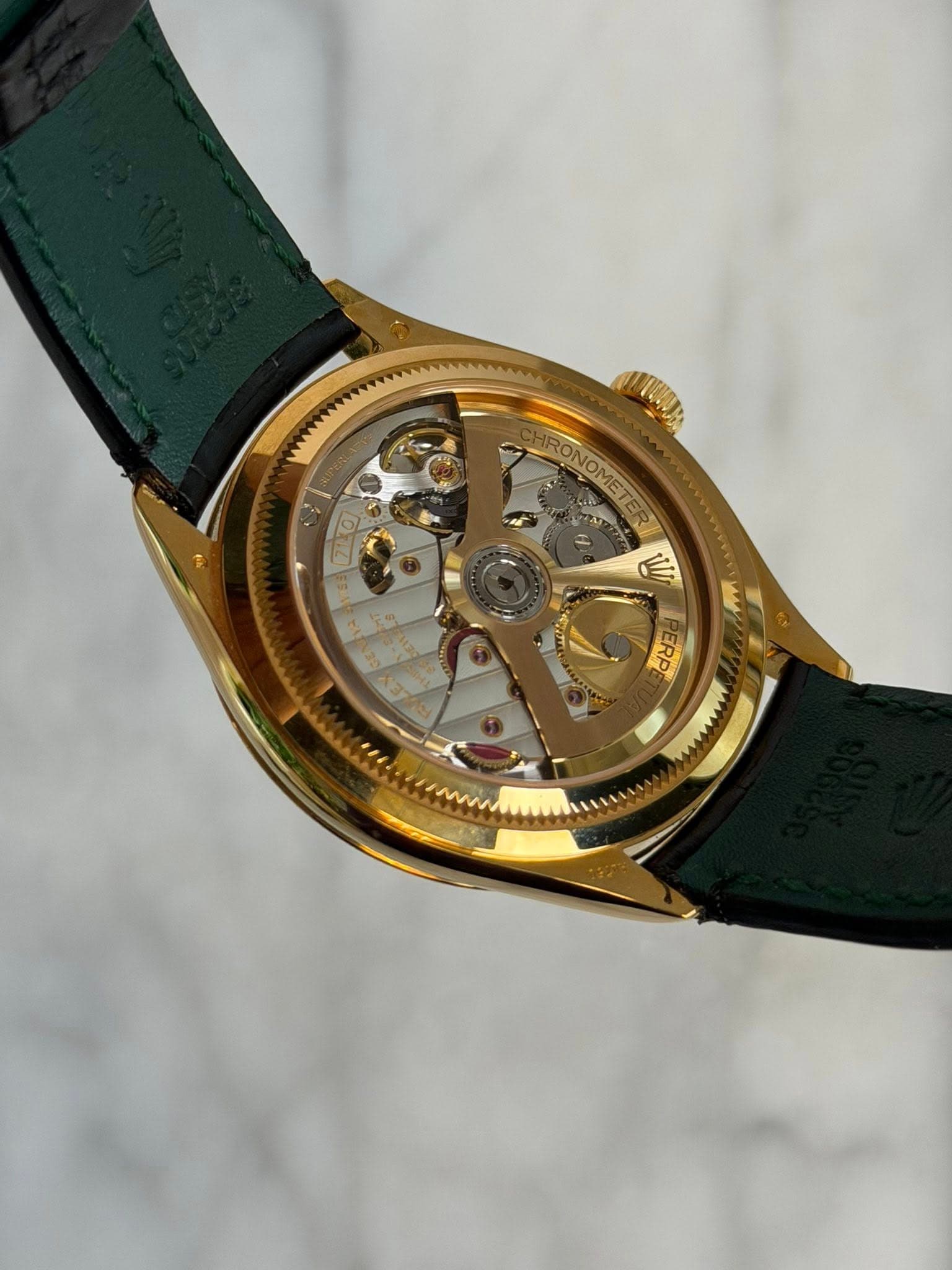 May be an image of wrist watch and text that says 'RONOMETER d 명 C 也 원 dH크'