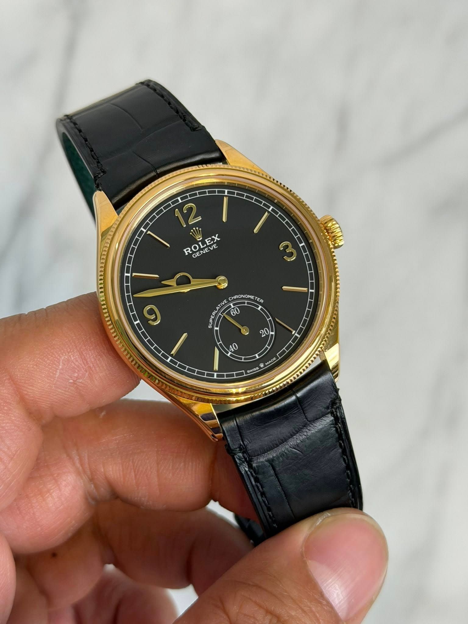 May be an image of wrist watch and text that says '12 ROLEX NE GENEVE OEN GNE EV vt ന ن 9 60 20 。 40'