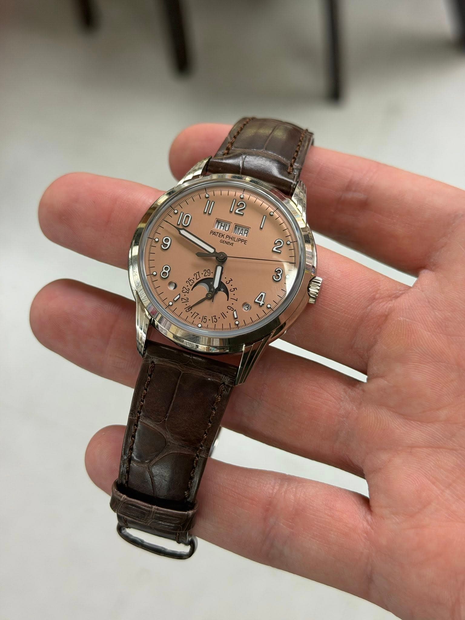 May be an image of wrist watch and text that says '10 9 سي 1 11 12 THU: HUNAR WAR PATEX ATEKON BATEKPHILIP DENEVE OEATLPP PPE LINVE ن สาม 3 4 OMIDY • 3.5.'