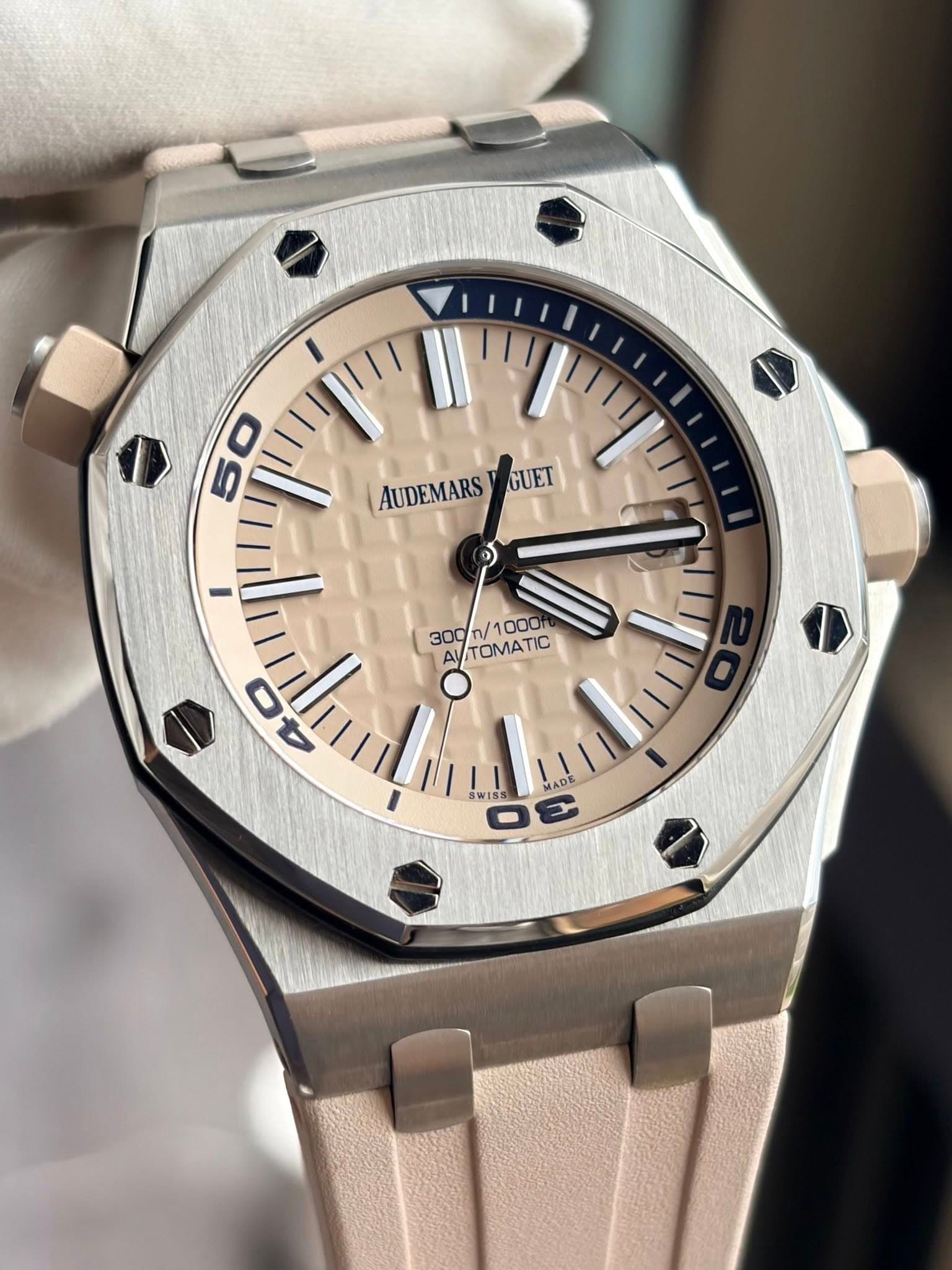 May be an image of wrist watch and text that says '50 AUDEMARS GUET 300n/1000m 1000 300 AyTOMATI Ay TOMATIC / き 0 MAD B0 MAD H'