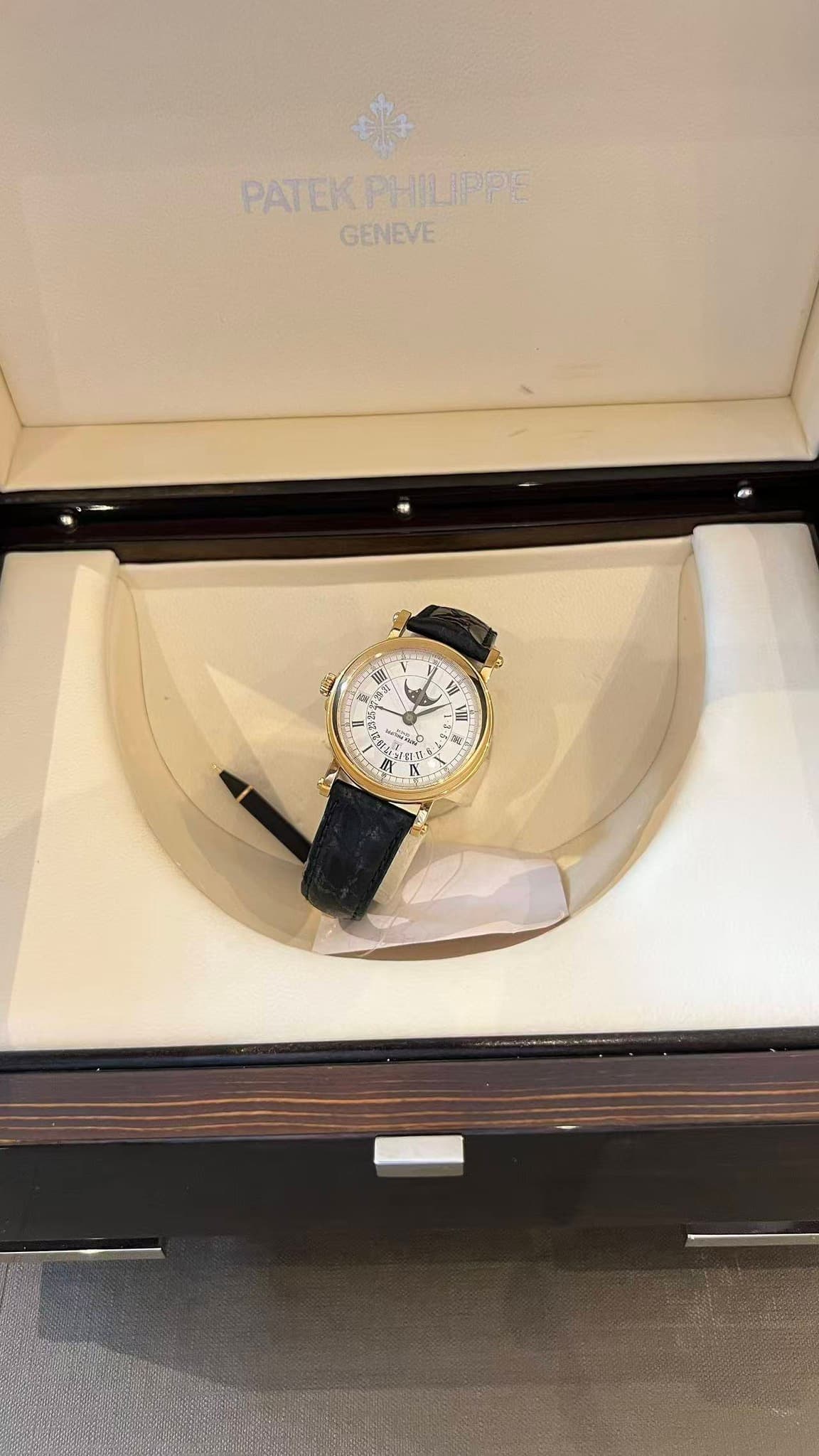 May be an image of wrist watch and text that says 'PATEK PATEKPHILIPPE PHILIPPE GENEVE 6 Y 1 أم 1 ዲስ 春 ផ.'