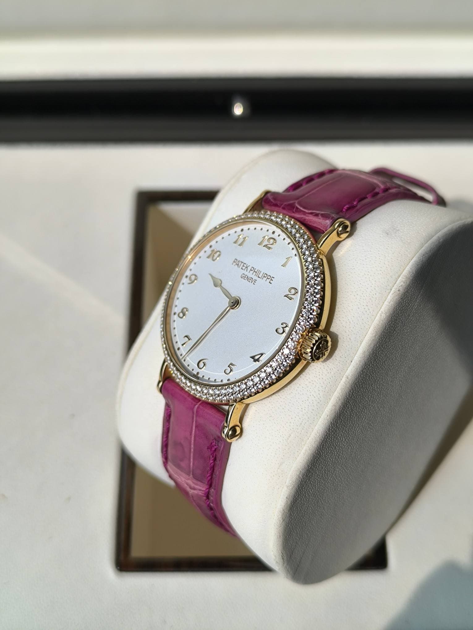 May be an image of wrist watch and text that says '11 10 2 PATEK ف GENEVE PHILIPPE Of ထ 7 6 3 0方ち S M MS 5'