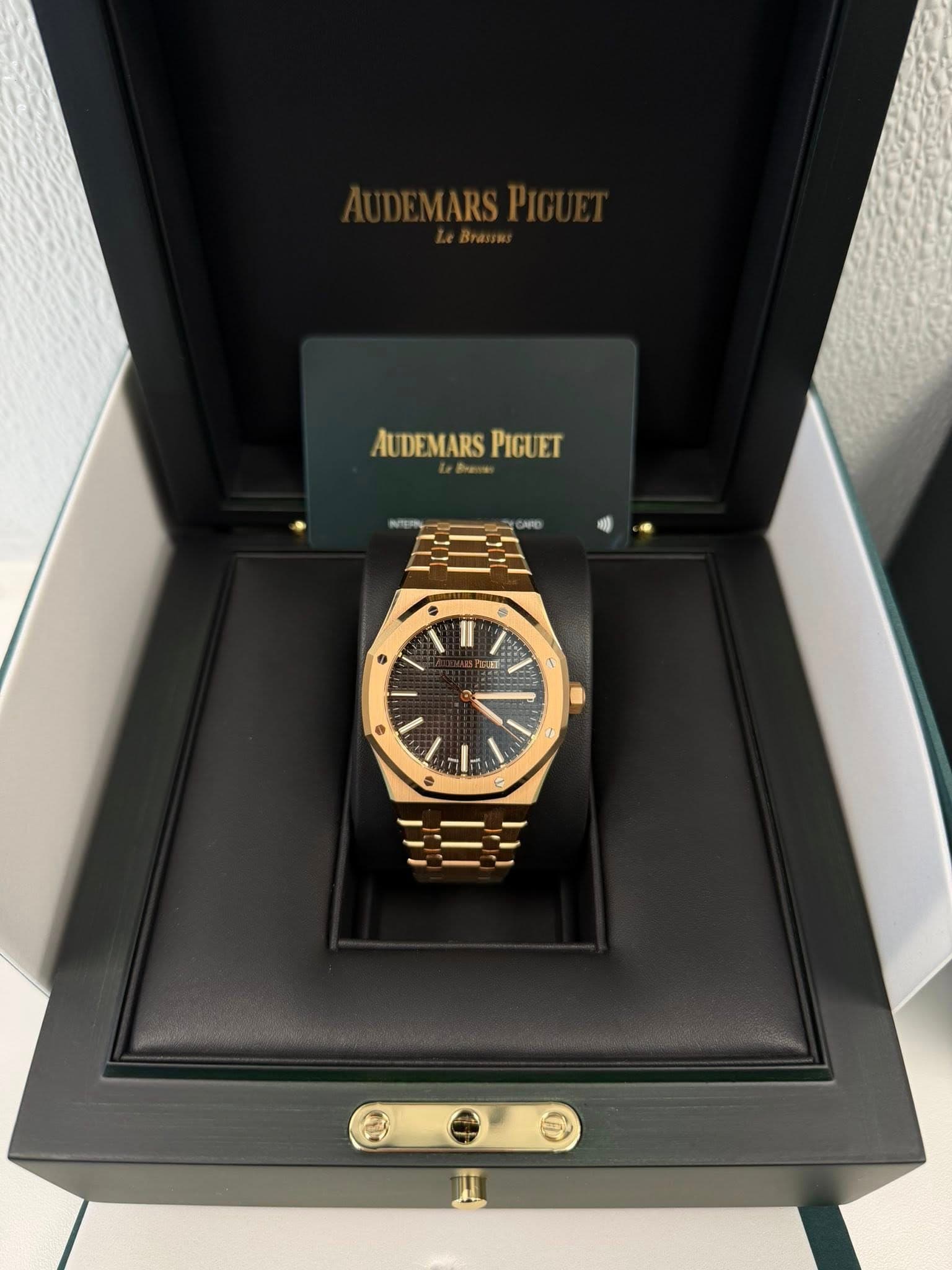 May be an image of wrist watch and text that says 'AUDEMARS AUDEMARSPIGUET PIGUET ® ®'