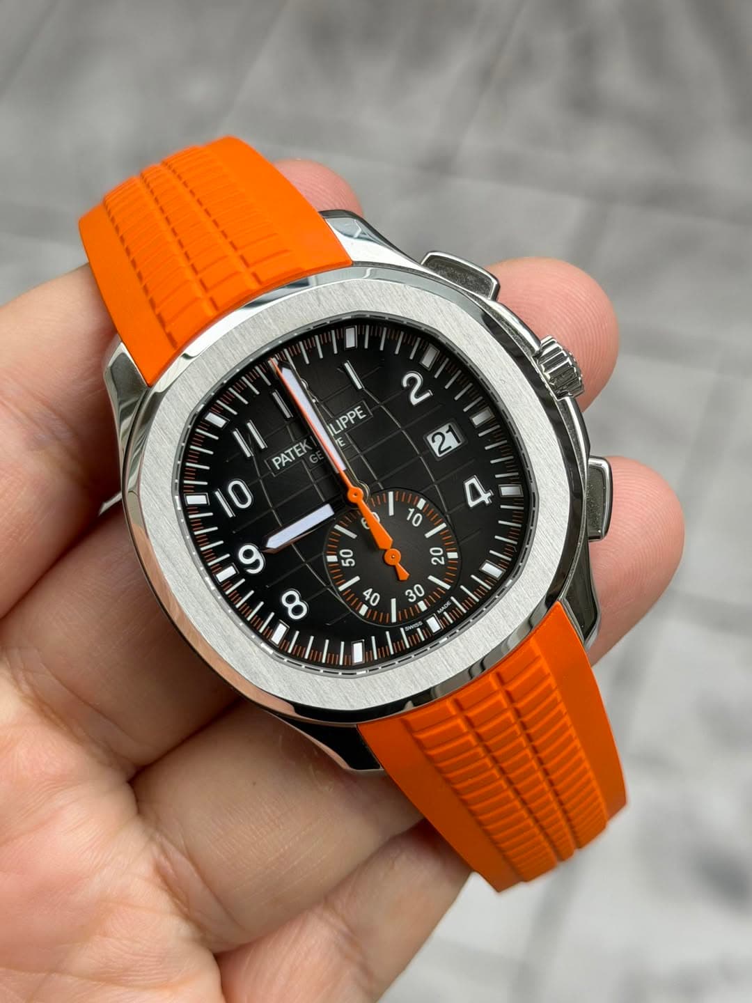 May be an image of wrist watch and text that says 'LIPPE 2 2 d PATEK ى 17 40 30'