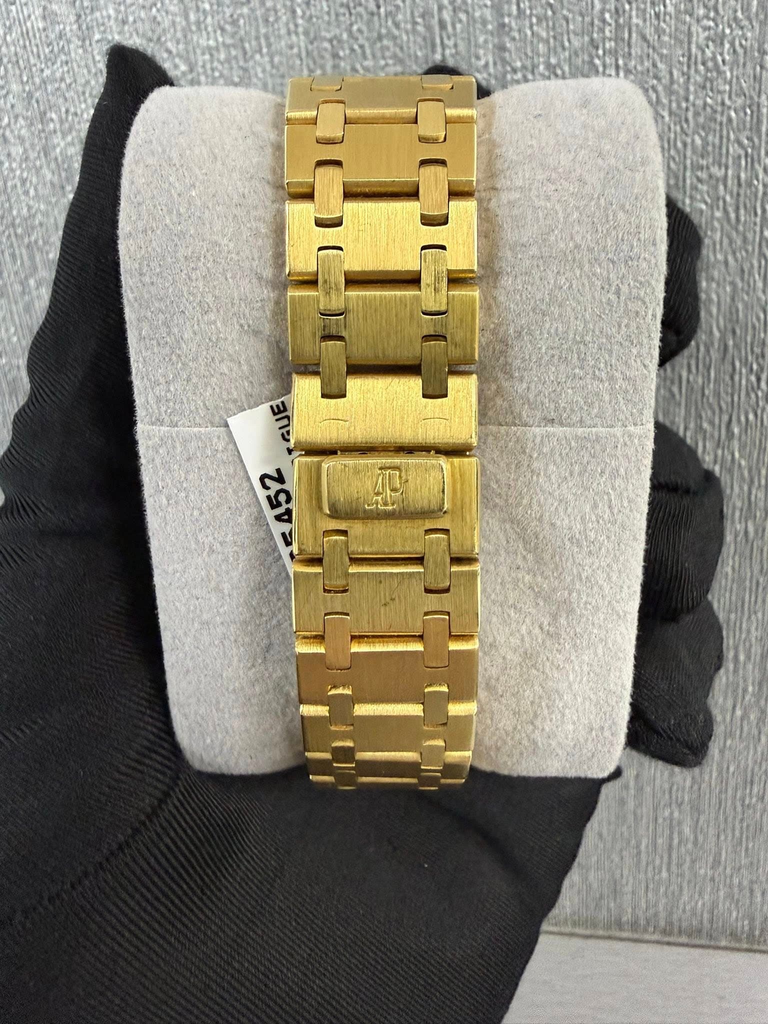 May be an image of wrist watch and text that says 'GUE Gì -=452'
