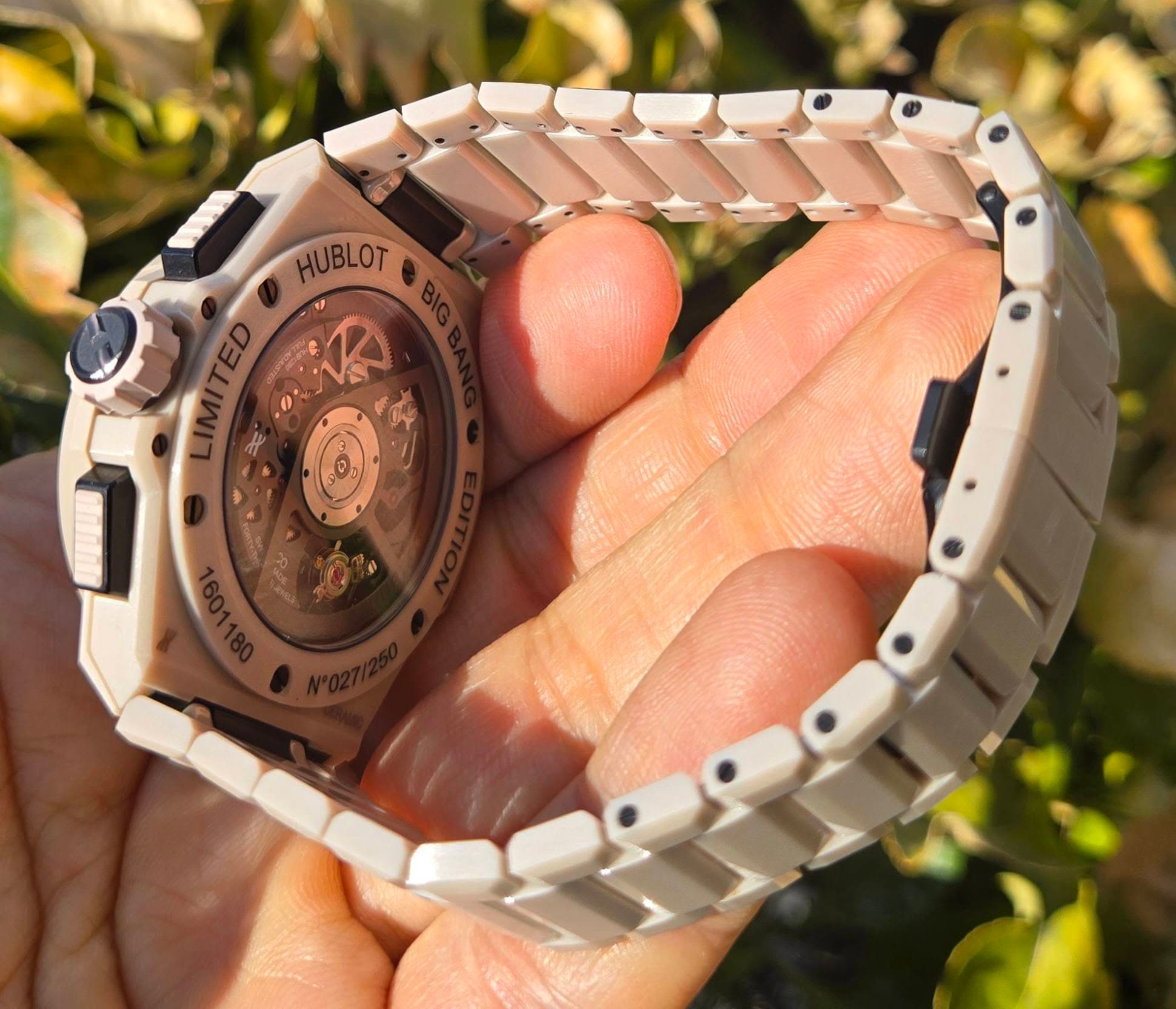 May be an image of digital watch and text that says 'HUBLOT 상수'