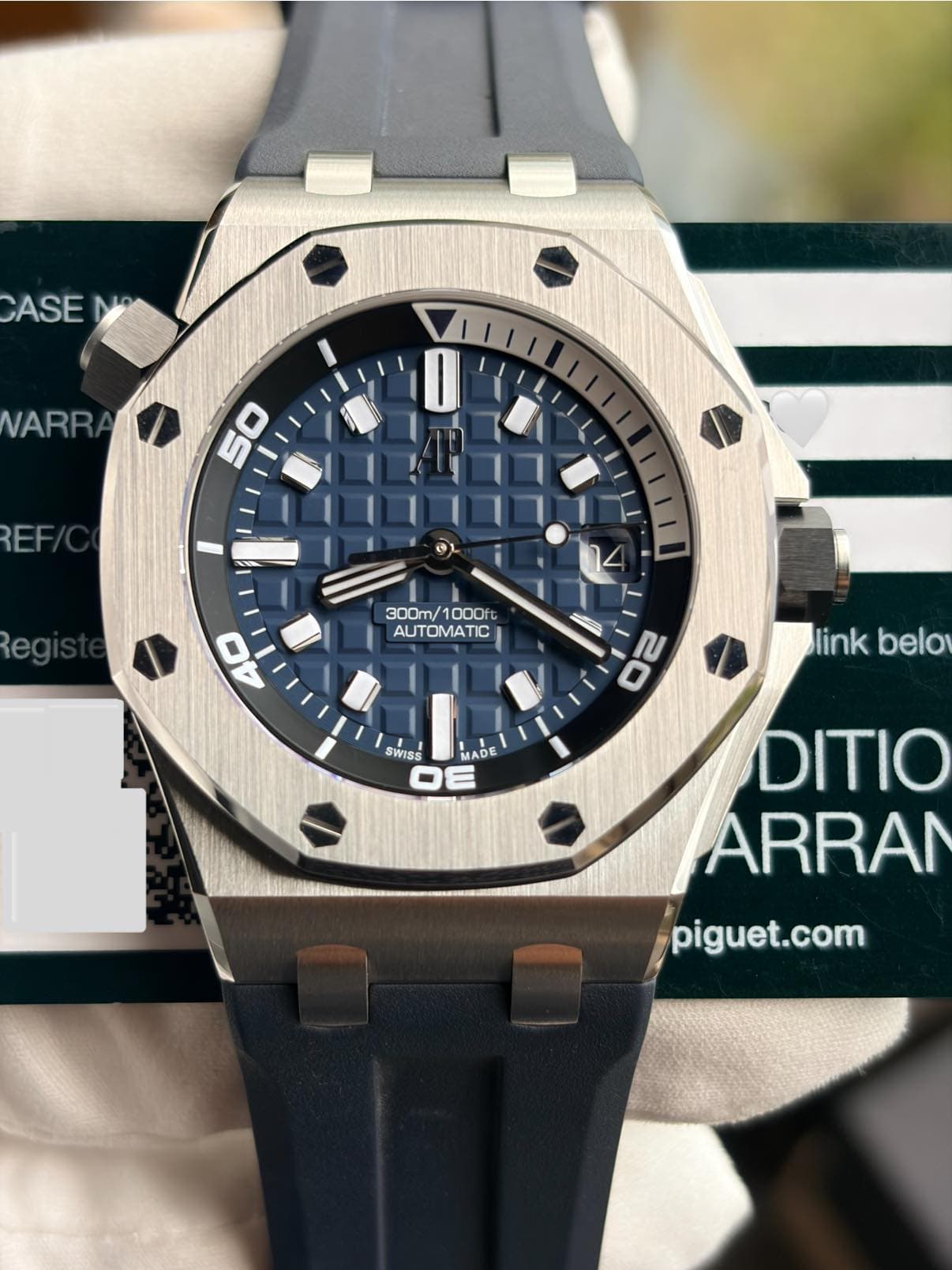 May be an image of wrist watch and text that says 'CASE VARR 50 5 E 300m/1000f 300m/ 000f AUT AUTOMATIC AL 40 M 20 I SWISS IS! link linkbelo belo MADE DITIO ARRAN piguet.com'