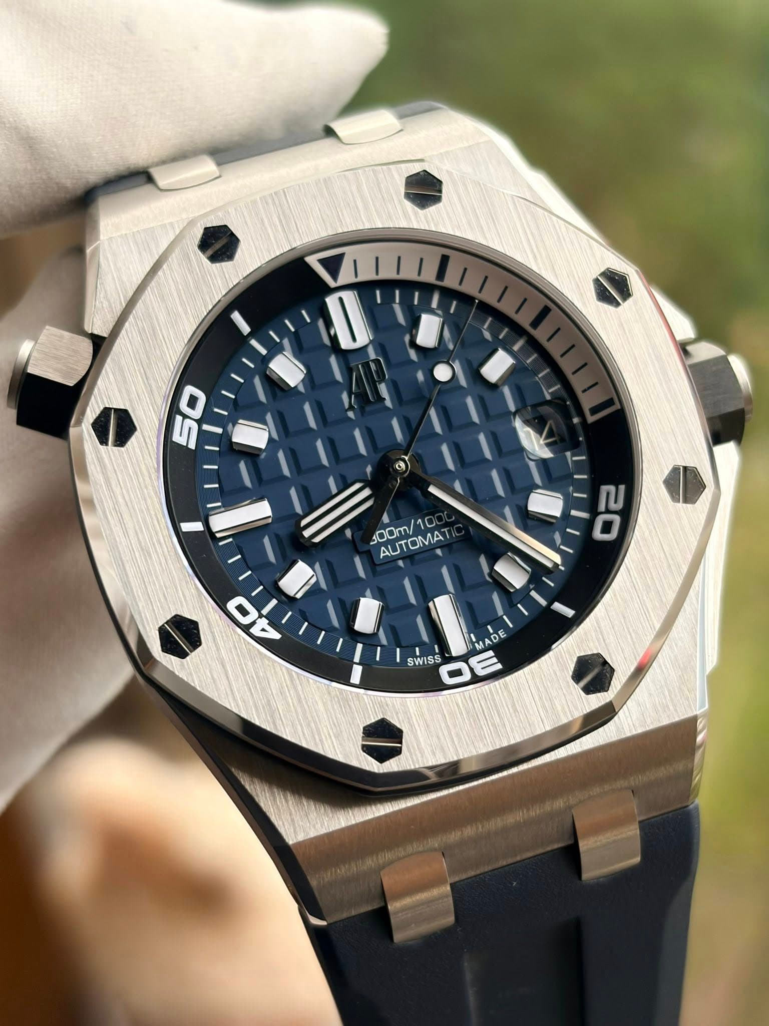 May be an image of wrist watch and text that says '50 500m/10 AUTOMA 02 40 ٨ ADE SWISS DE'