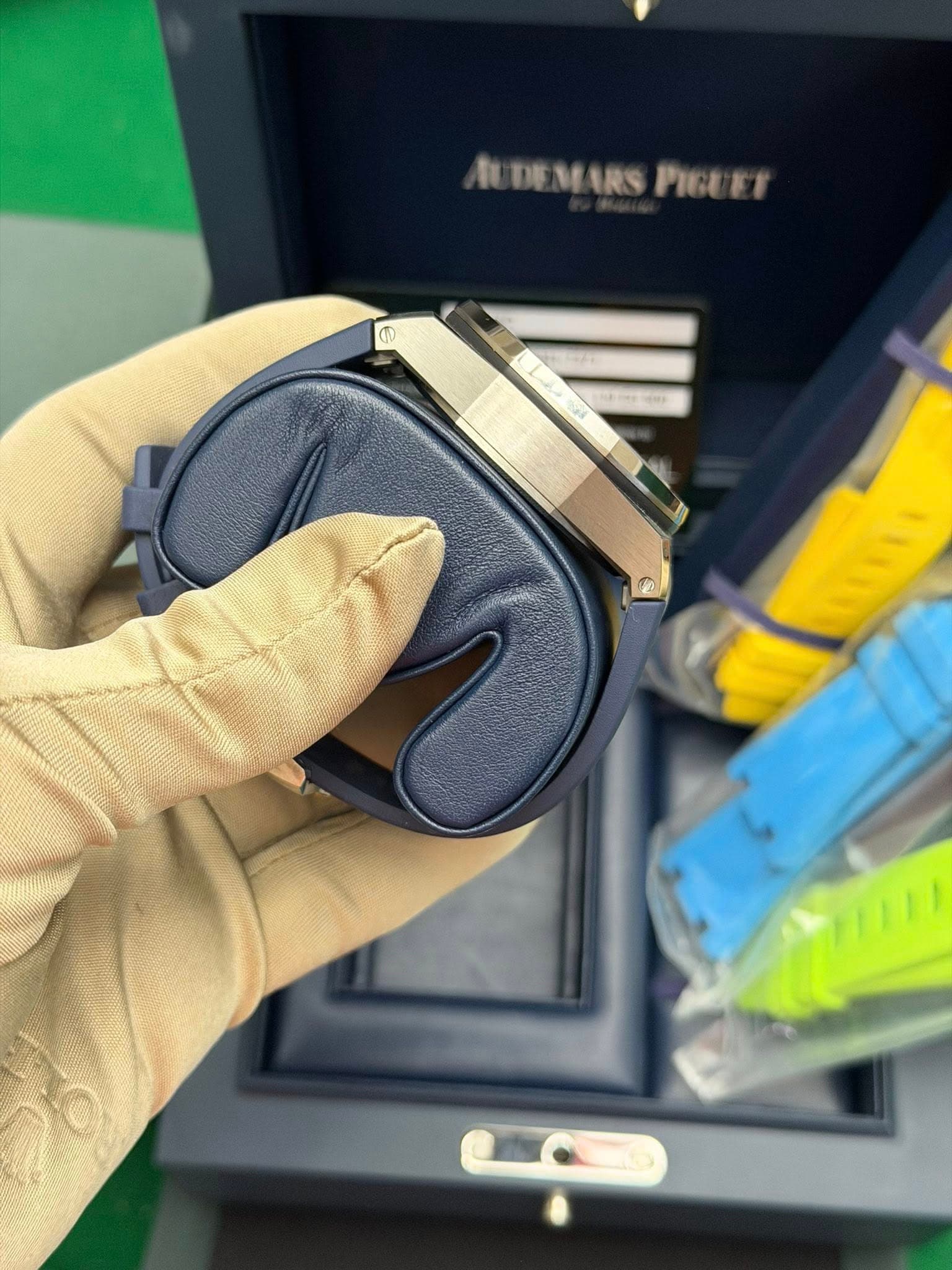 May be an image of wrist watch and text that says 'AUDEMARSPIGUET PIGEET IUDEMARS'