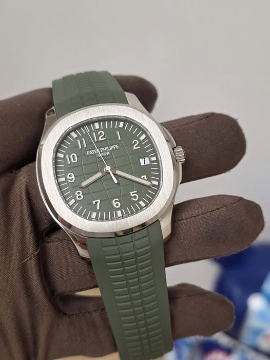 May be an image of wrist watch and text that says '2 PATE CENEVE ENEVE E PHILIPPE IPPE 2 10 6 ထ 7 ٧ 6 5'