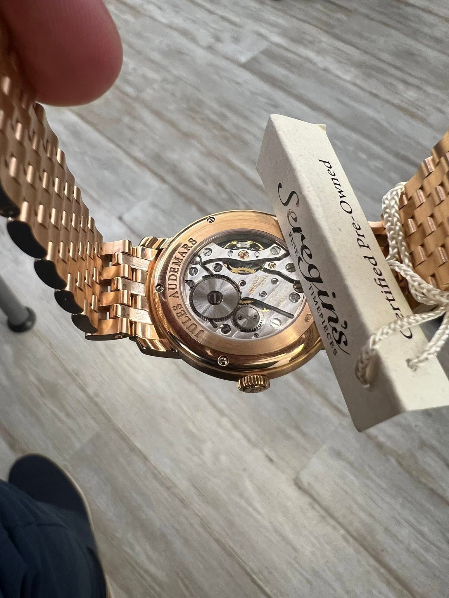 May be an image of wrist watch and text that says 'Sere Pauin pamo-aTa O asd ক UDEMARS MARS U LES Jas'