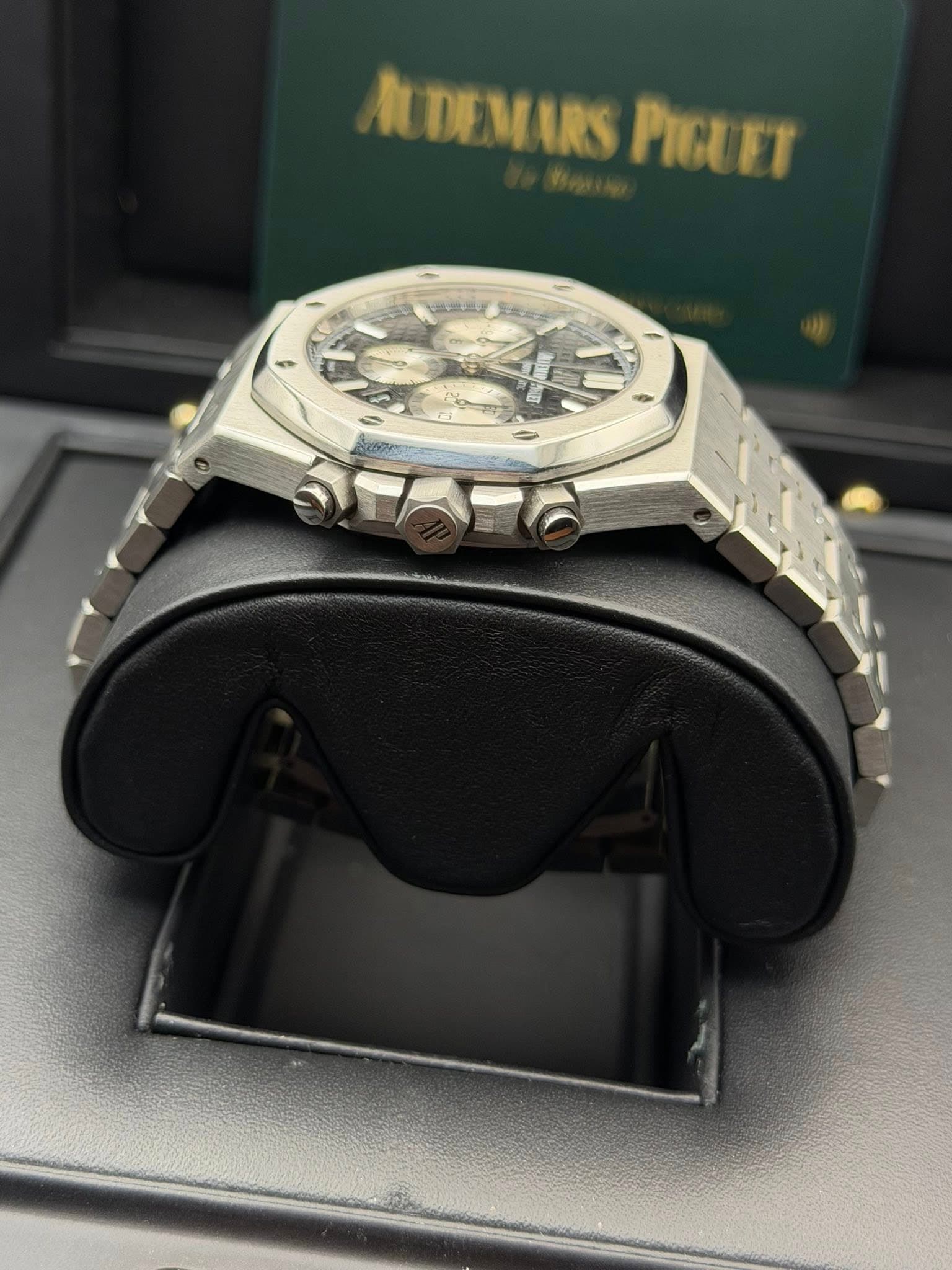 May be an image of wrist watch and text that says 'I UDEMARSPIGLET DEMARS PIGUET GIAEd'