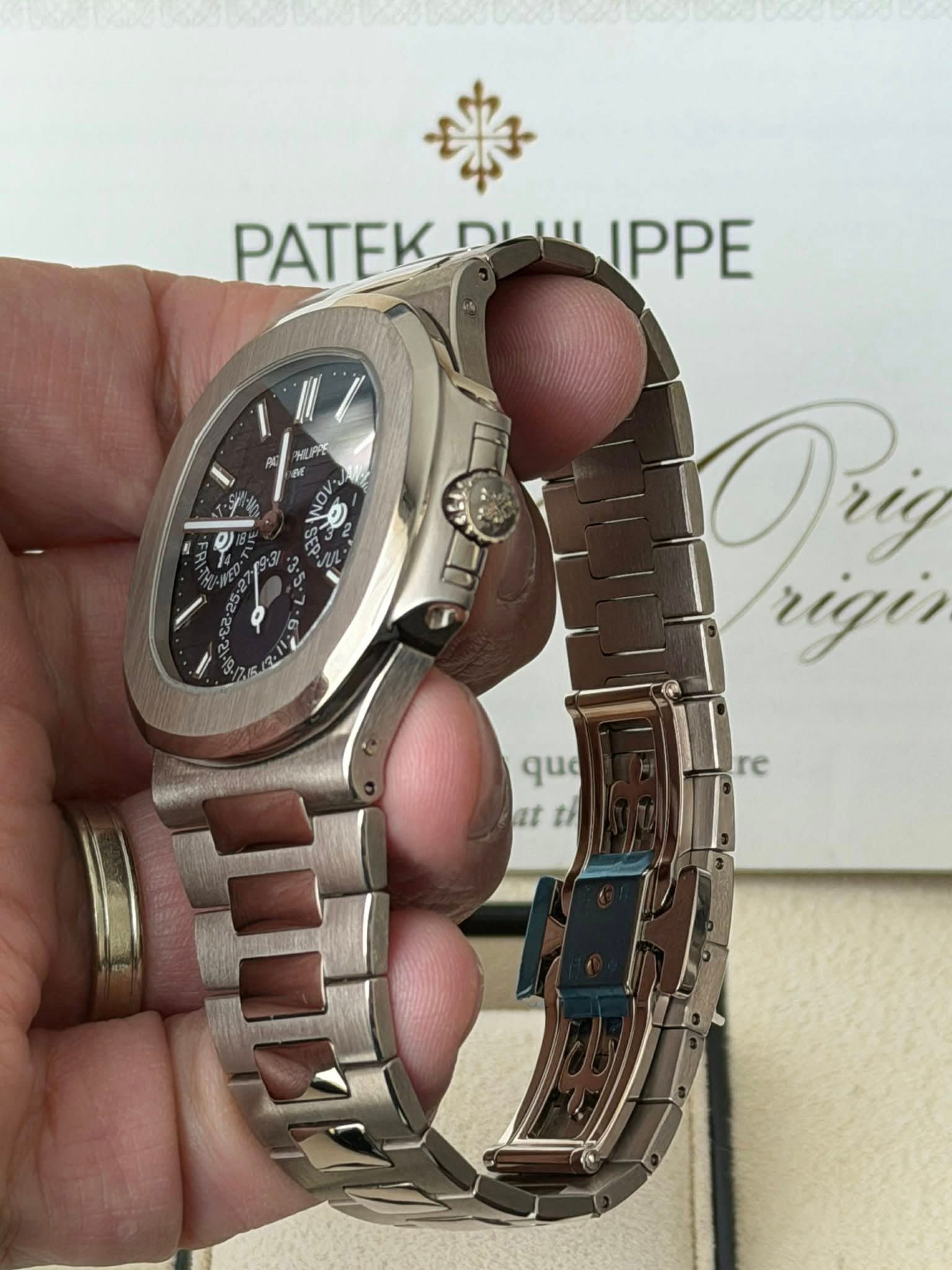 May be an image of wrist watch and text that says 'PATEK PATEKDWLIPPE שיניח IPPE LPE Νν Pri rigi que at ち at'