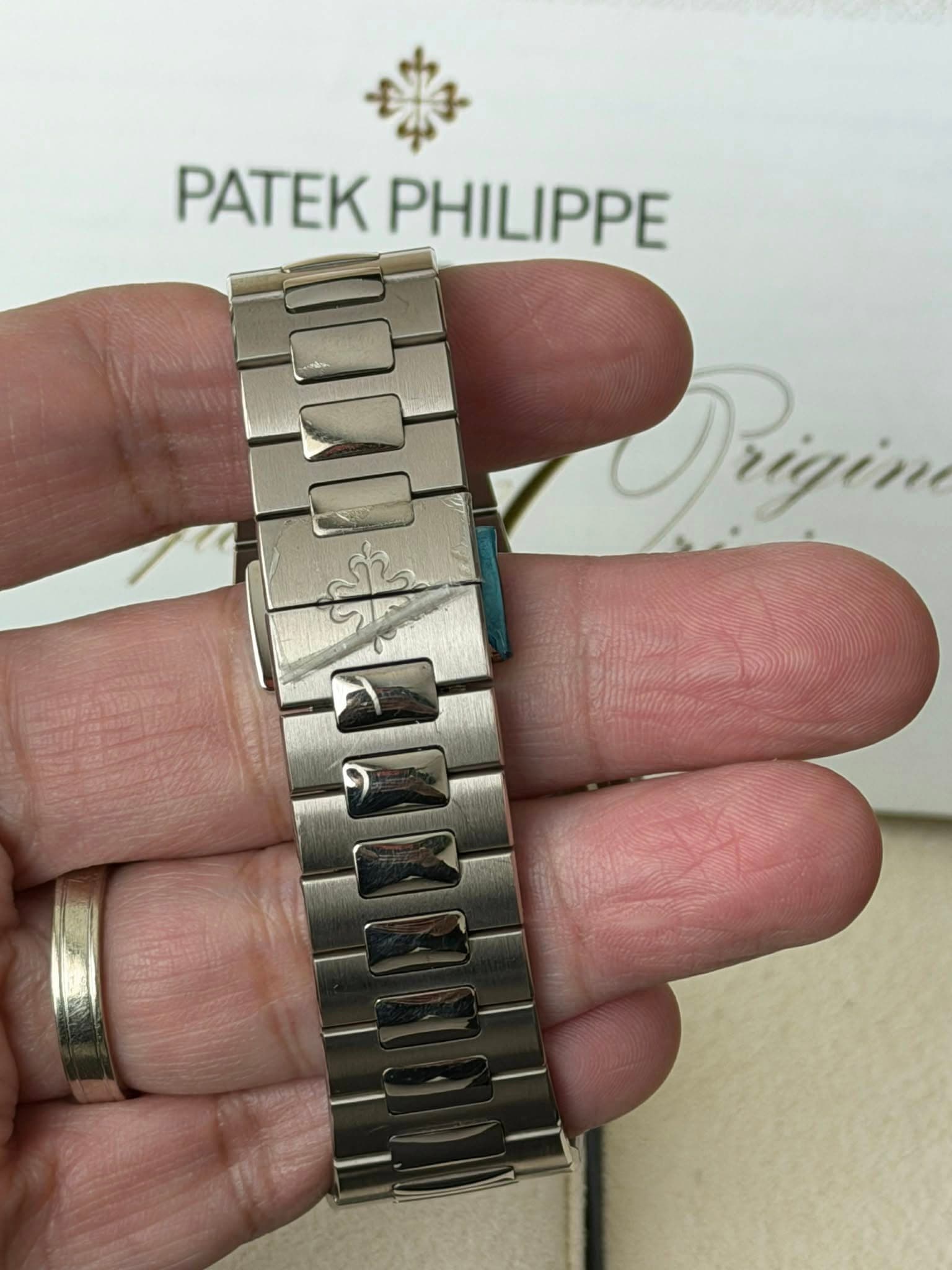 May be an image of wrist watch and text that says 'PATEK PATEKPHILIPPE PHILIPPE Drigin فا'