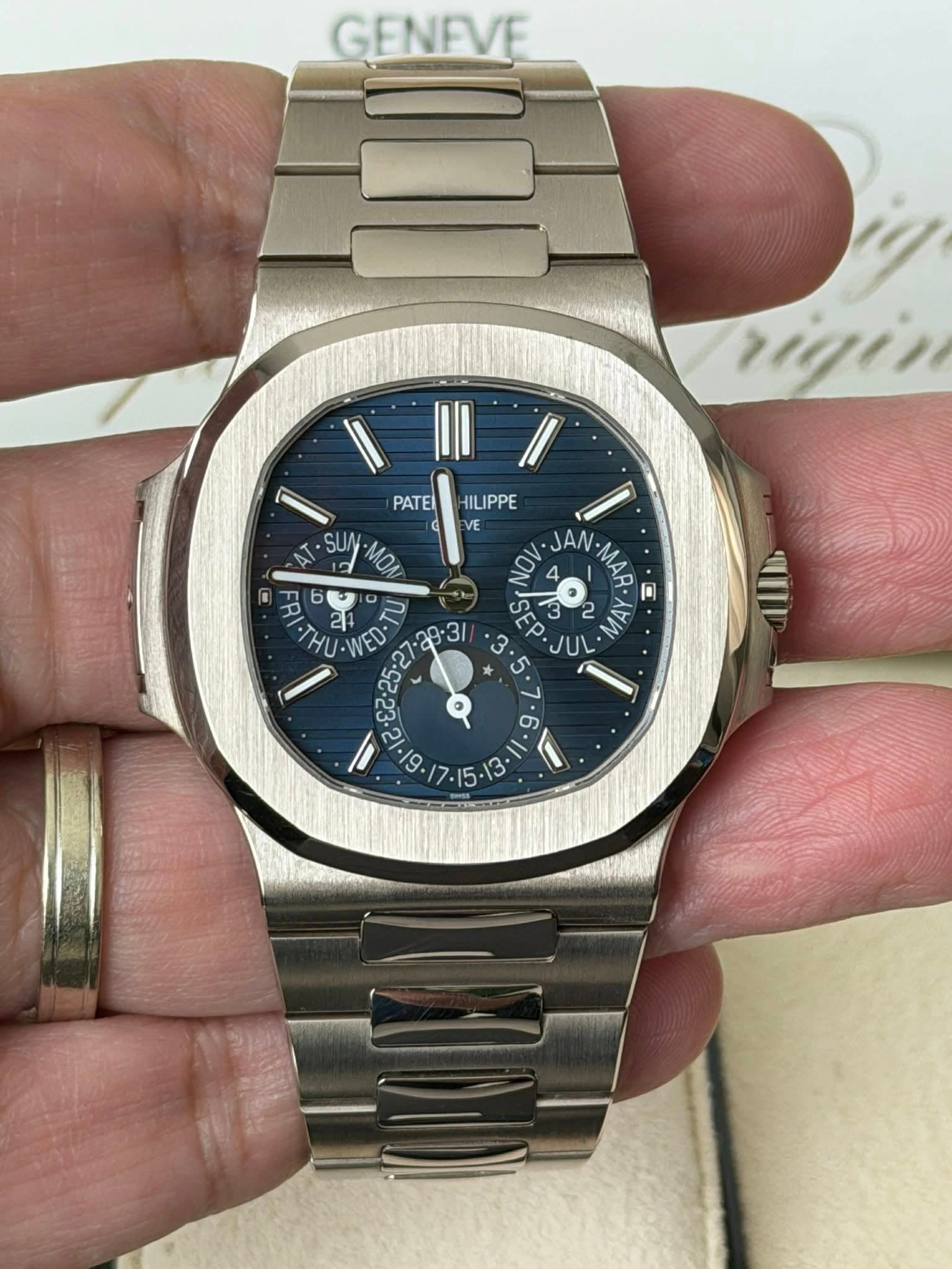 May be an image of wrist watch and text that says 'GENFVE PATE rigi HILIPPE VE SU MON FRITH WED-TU به Q JAN MAR 미 EP. U 2 N ب os 1'