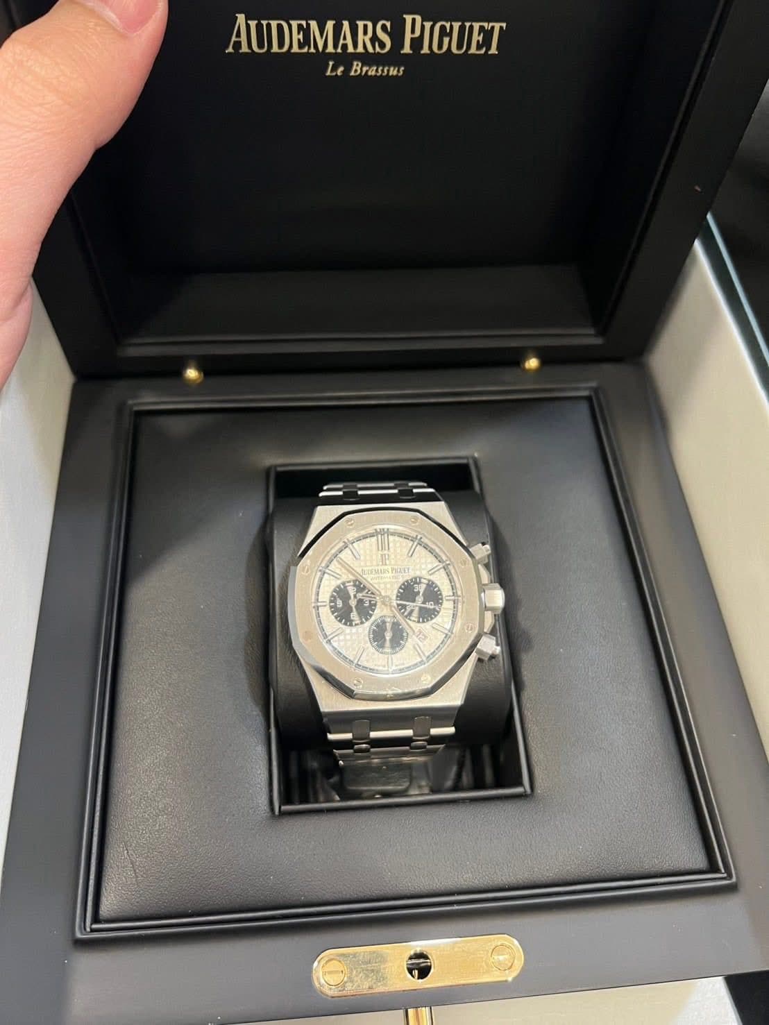 May be an image of wrist watch and text that says 'AUDEMARS PIGUET Le LBrassus Brassus 1L'