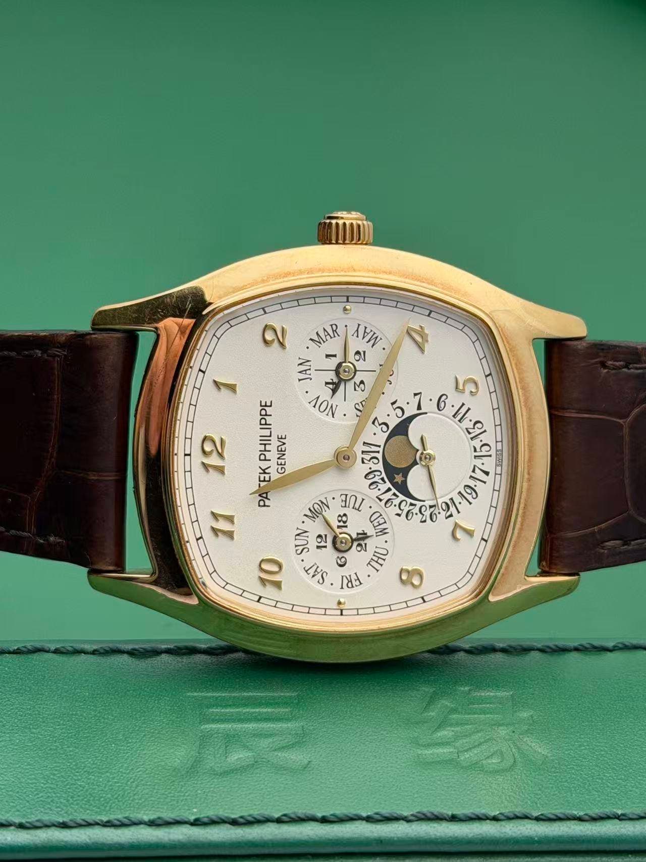 May be an image of wrist watch and text that says '9 9 MAR MAX さ Οι 1 JAN - 9 M ဟ 12 PHILIPPE GENEVE 10N p 5 7 B 3 ٥ M量 TEK PA PATEKPHILIPPE 11 MON. TUE SUN 12 WED SAT r4H H'