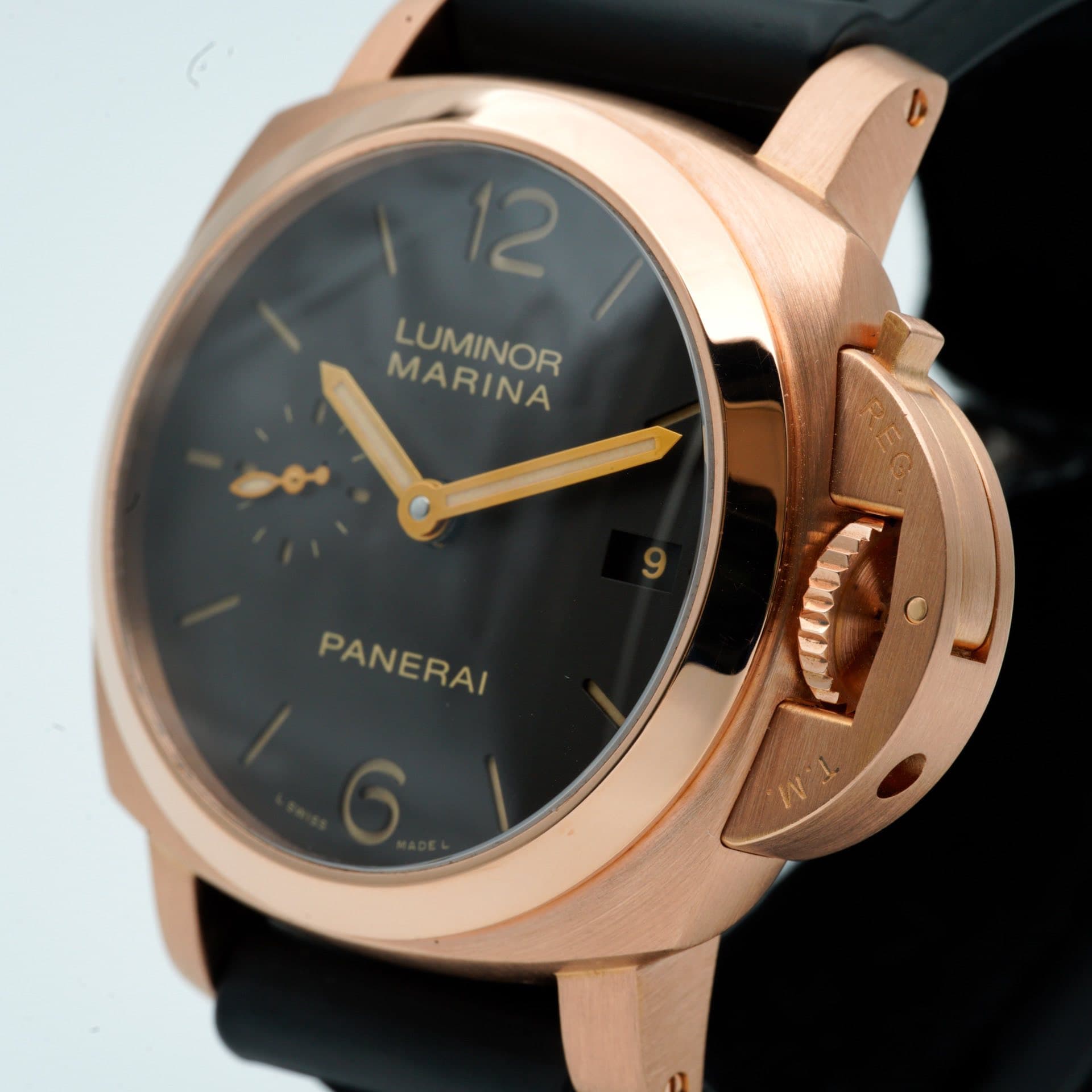May be an image of wrist watch and text that says '12 MARINA LUMINOR PANERAI ERAI = W'
