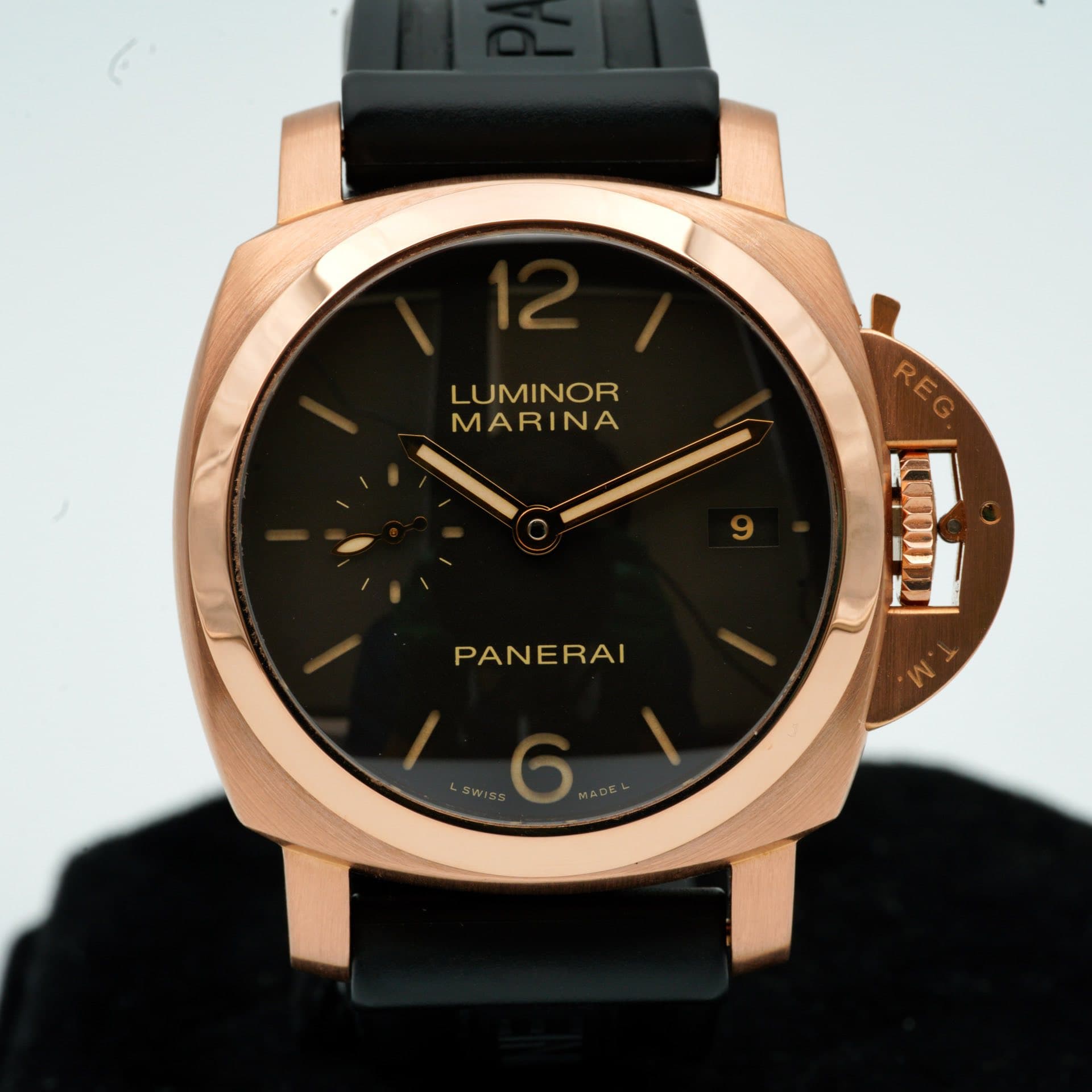 May be an image of wrist watch and text that says 'LUMINOR MARINA REG. 居 PANERAI'