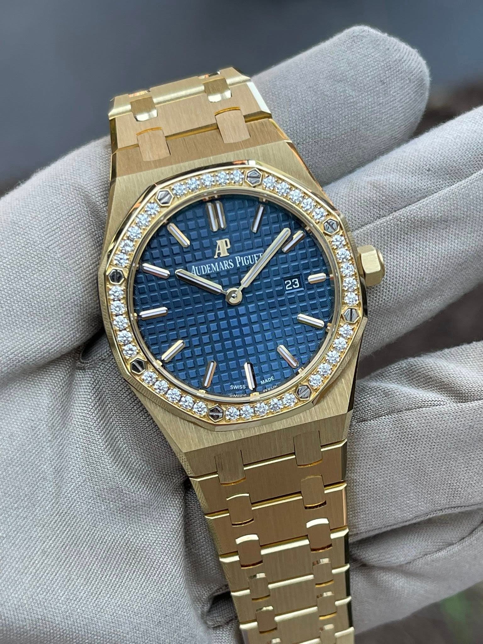 May be an image of wrist watch and text that says 'A/l AP DEMARS MUDEMARSPIGUET PIGUET 23 SWISS MADE'