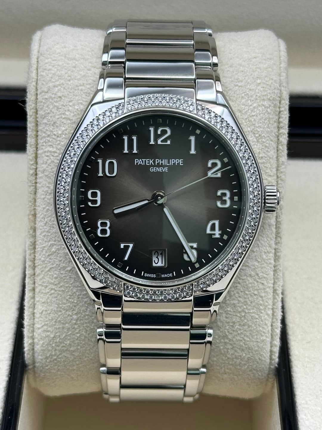 May be an image of wrist watch and text that says ' PATEK 10PATEL PATEKPHILIPPE PHILIPPE GENEVE S SWISS MADE'