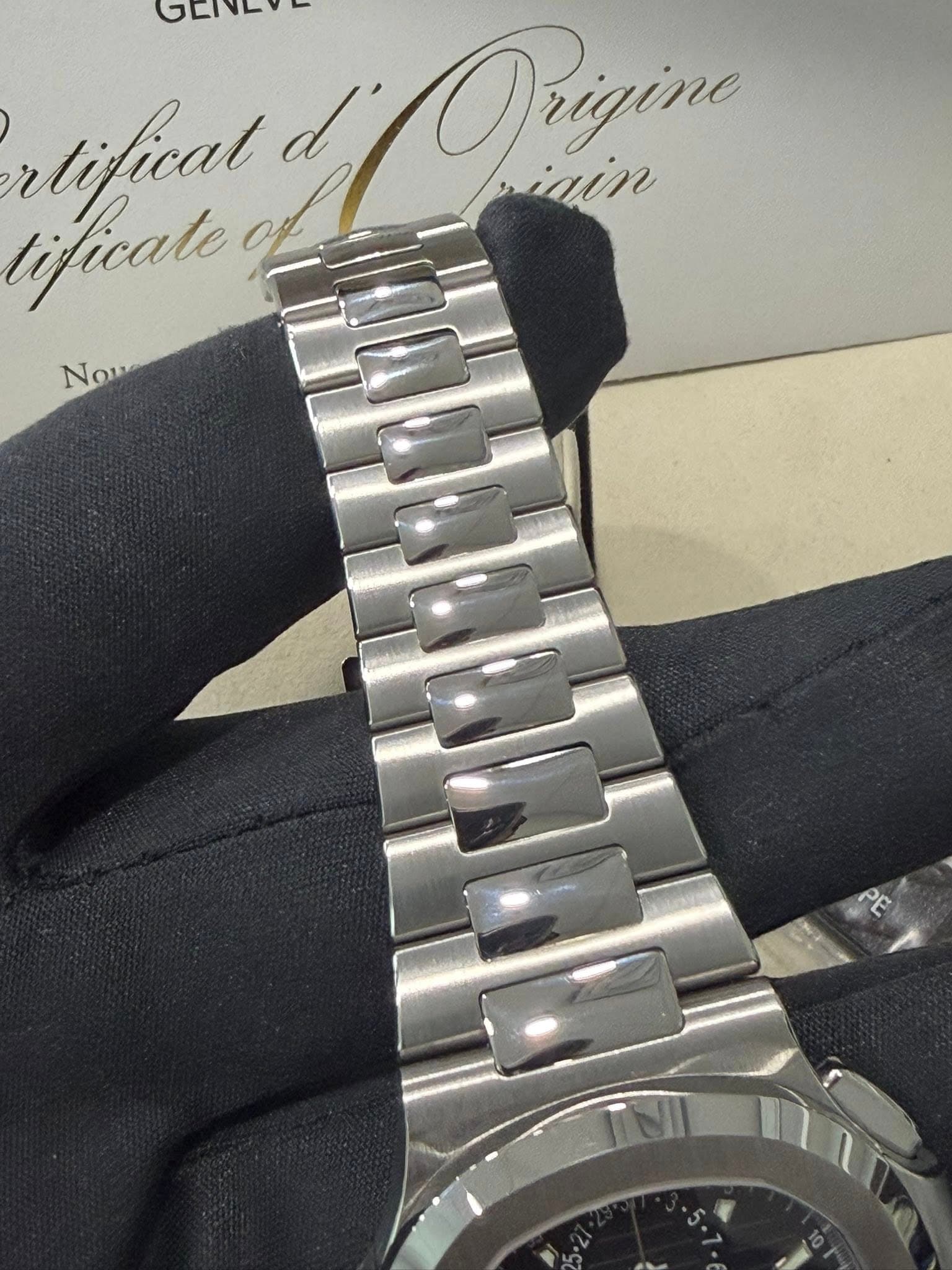 May be an image of wrist watch and text that says 'ULNEVL tifical o d Prigino nisin lificale Now PE'