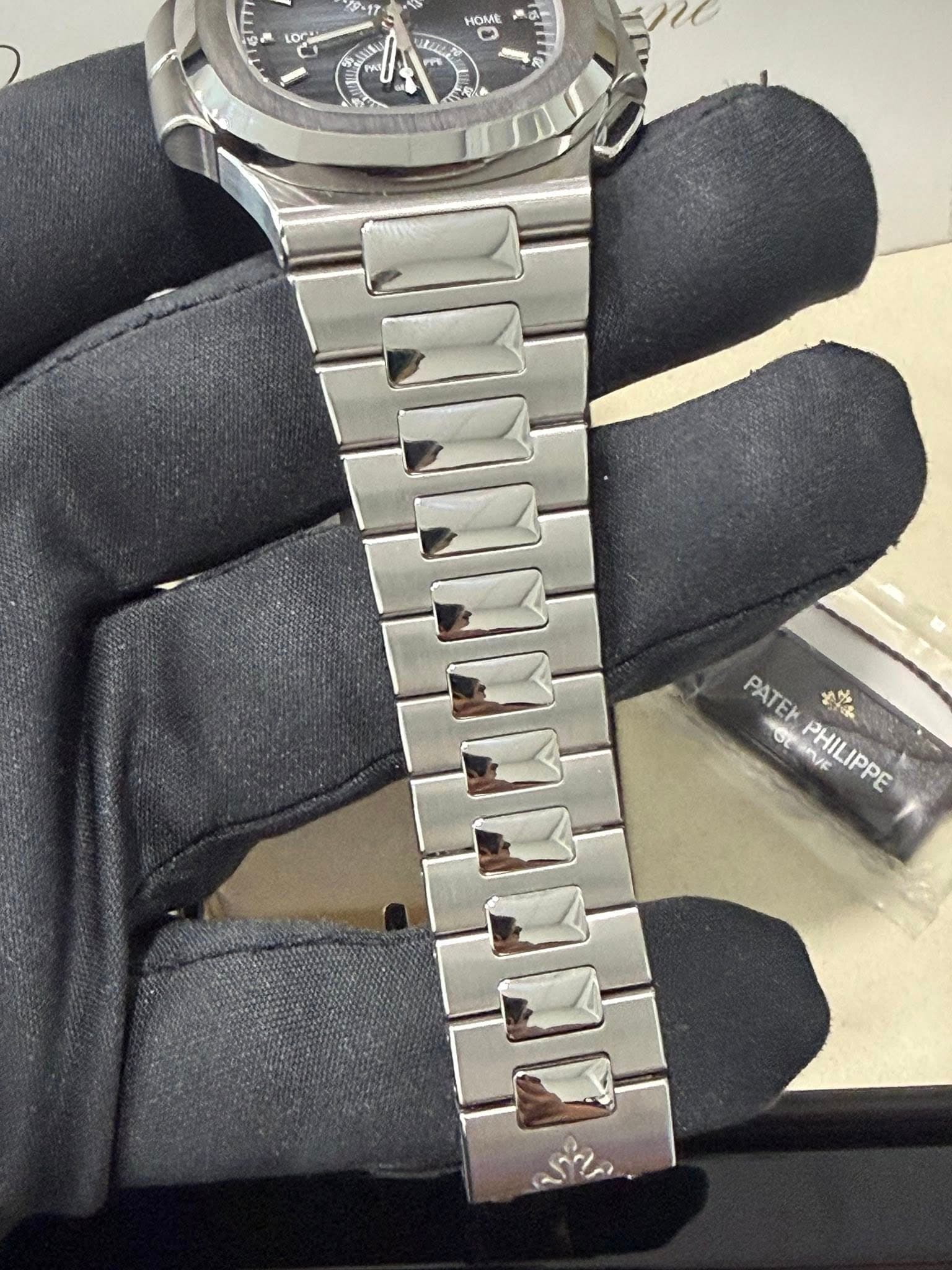 May be an image of wrist watch and text that says '0-17 LOG HOME PATEK 知地 et UnU/E PHILIPPE PHILIPPE + V'