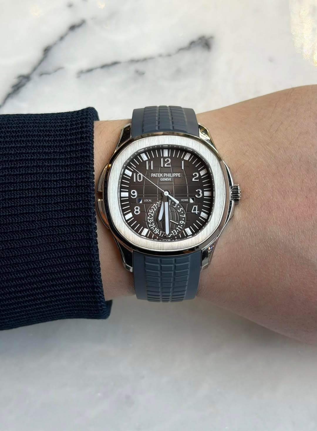 May be an image of wrist watch and text that says 'II 2 10 PATEK PATEKPHILIPP PHILIPPE 2 9 BOCИu ထ 3 HOME 4 N တ • '