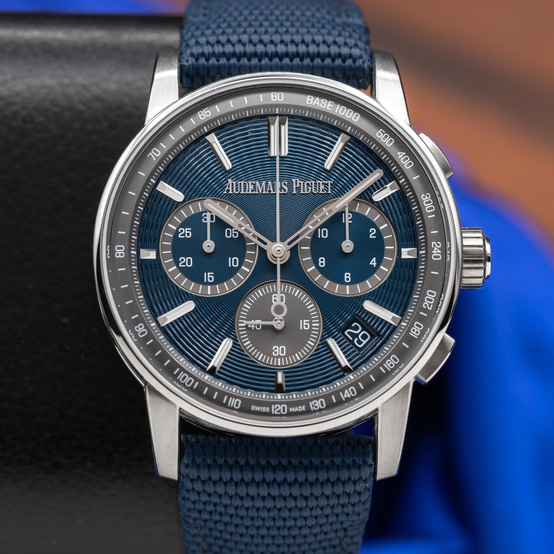 May be an image of wrist watch and text that says '70 ELVA bb AUNEMA PIGUET ف 16 8 4 ® Tu 海 SWISS 20 MADE 130'