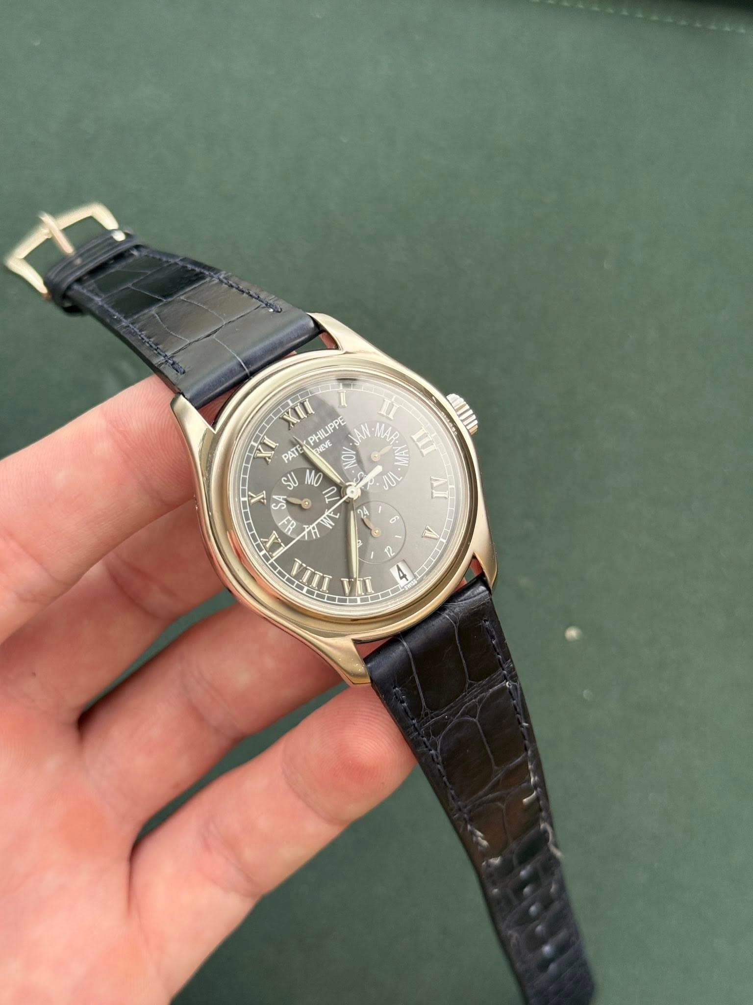 May be an image of wrist watch and text that says 'م 1I AKИ au SY N XII PHILIPPE PHUIPPE PATE S S 止 SA dy 5 R II 7 F N E 9 A ٥ a 7'