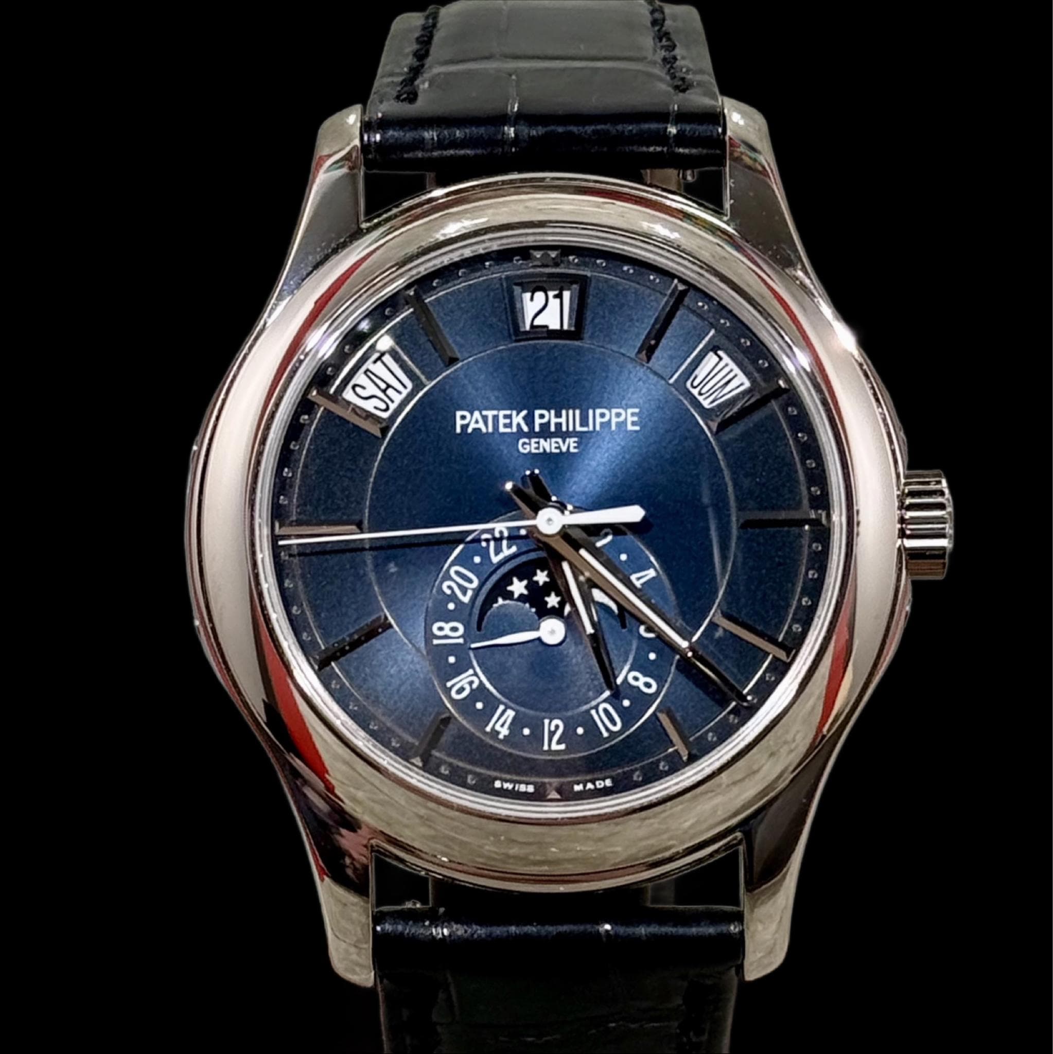 May be an image of wrist watch and text that says '11 SA/ 8 PATEK PATEKPHILIPPE PHILIPPE GENEVE IN 20 18 91 ထ ١١ 2 10 O 更w18g WISS ま ADE'