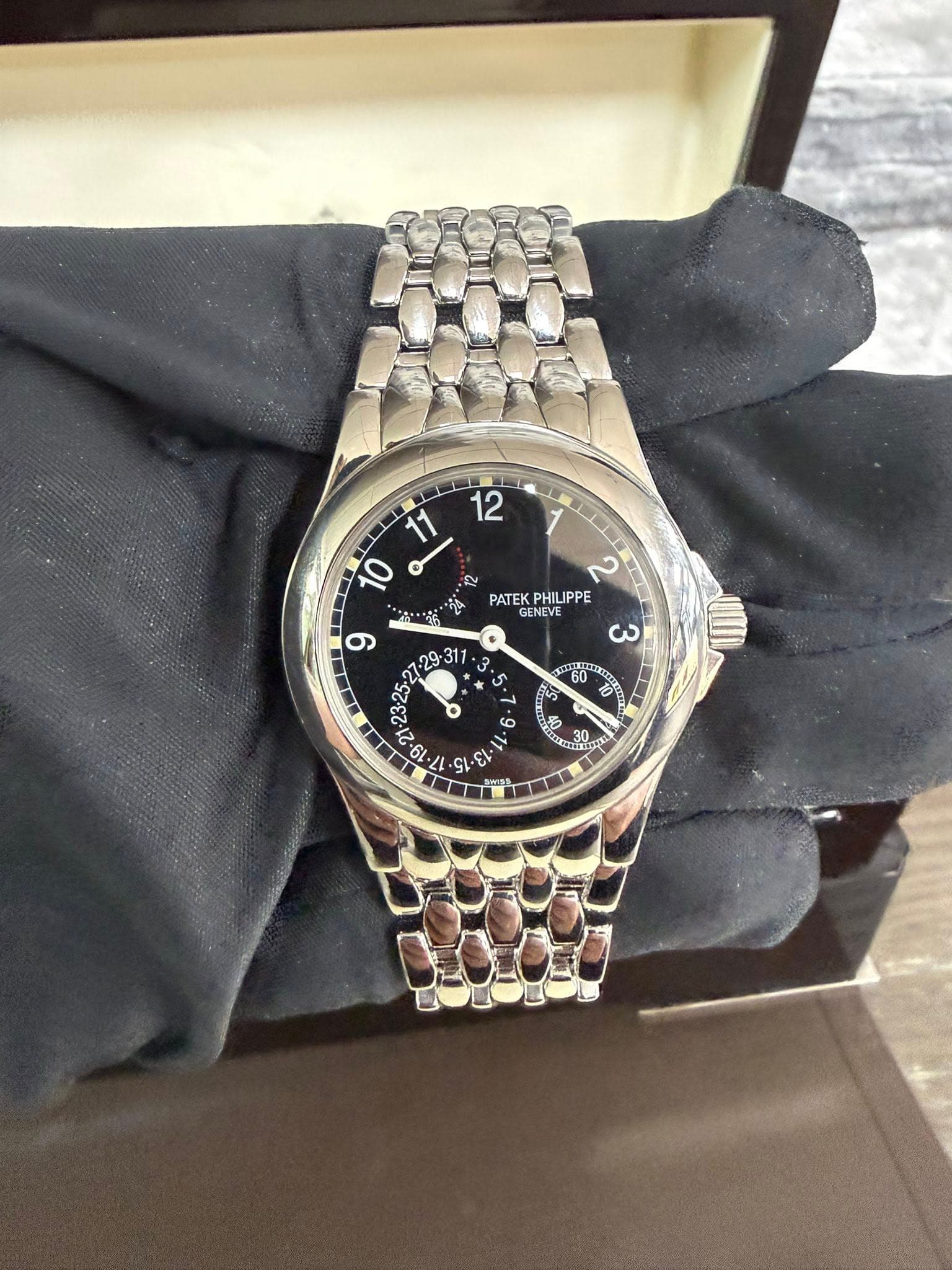 May be an image of wrist watch and text that says '12 11 10 a ه 1 を 2 PATEK PHILIPPE GENEVE د 9 29 31 * 3 ی 23 : ደስ 50 ប្កា A 7. 6L ء 111'