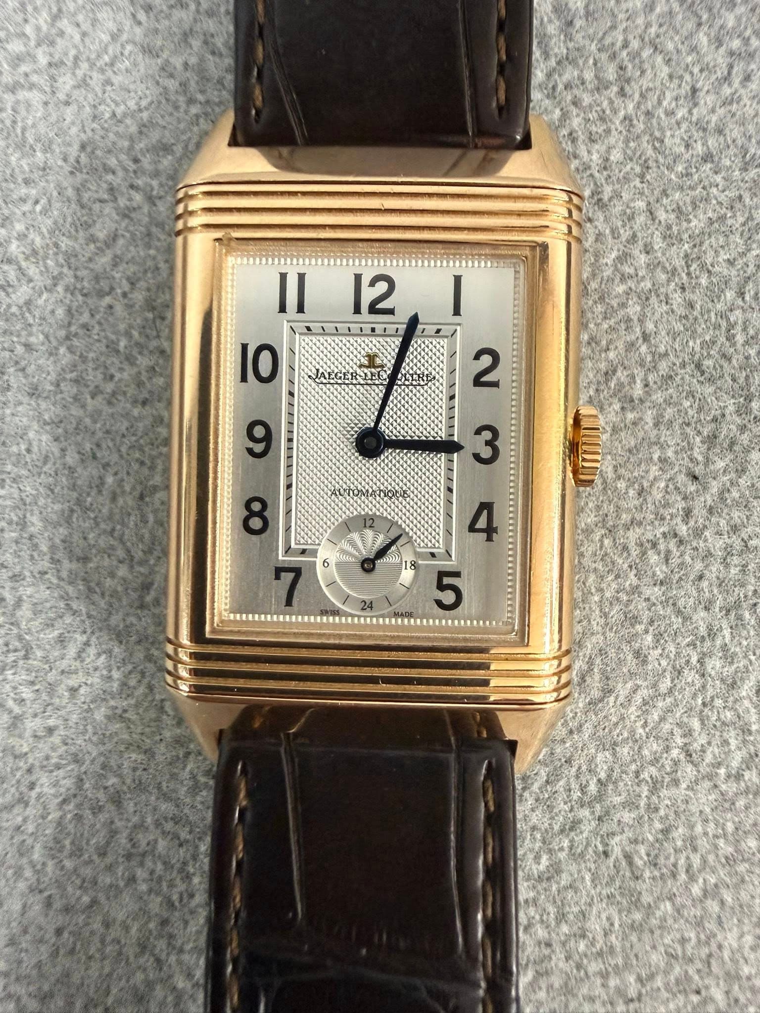 May be an image of wrist watch and text that says '12 II IO JAEGERSEO 2 و 3 8 വிய '