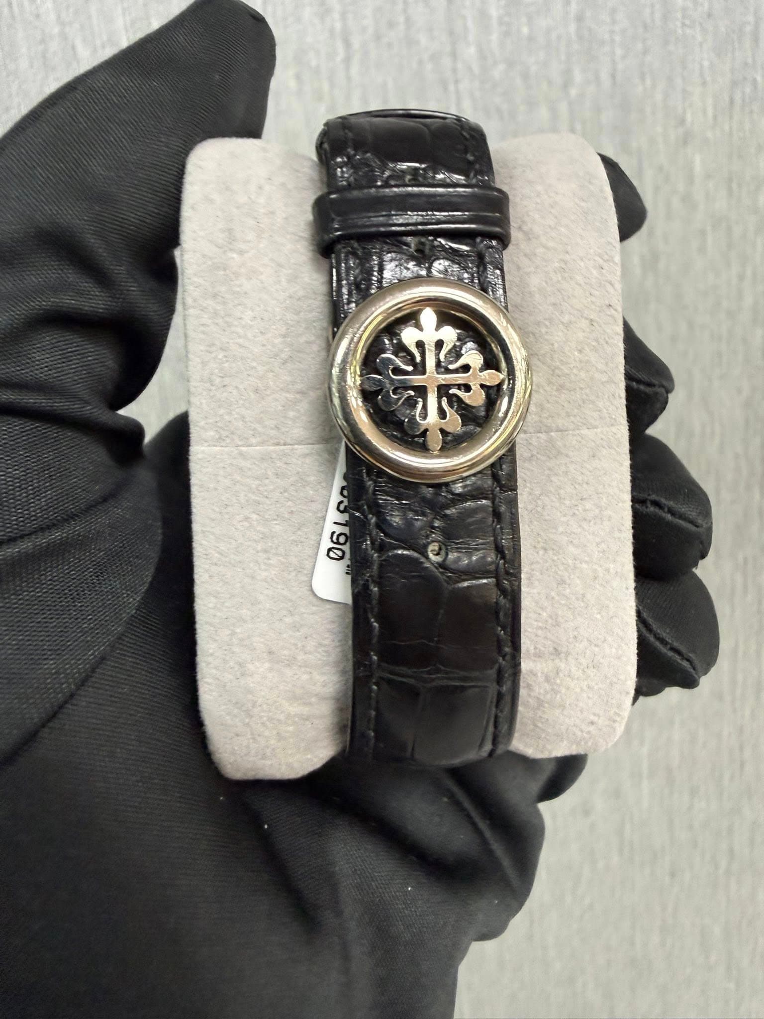 May be an image of wrist watch and text that says '樂 تک 06159'