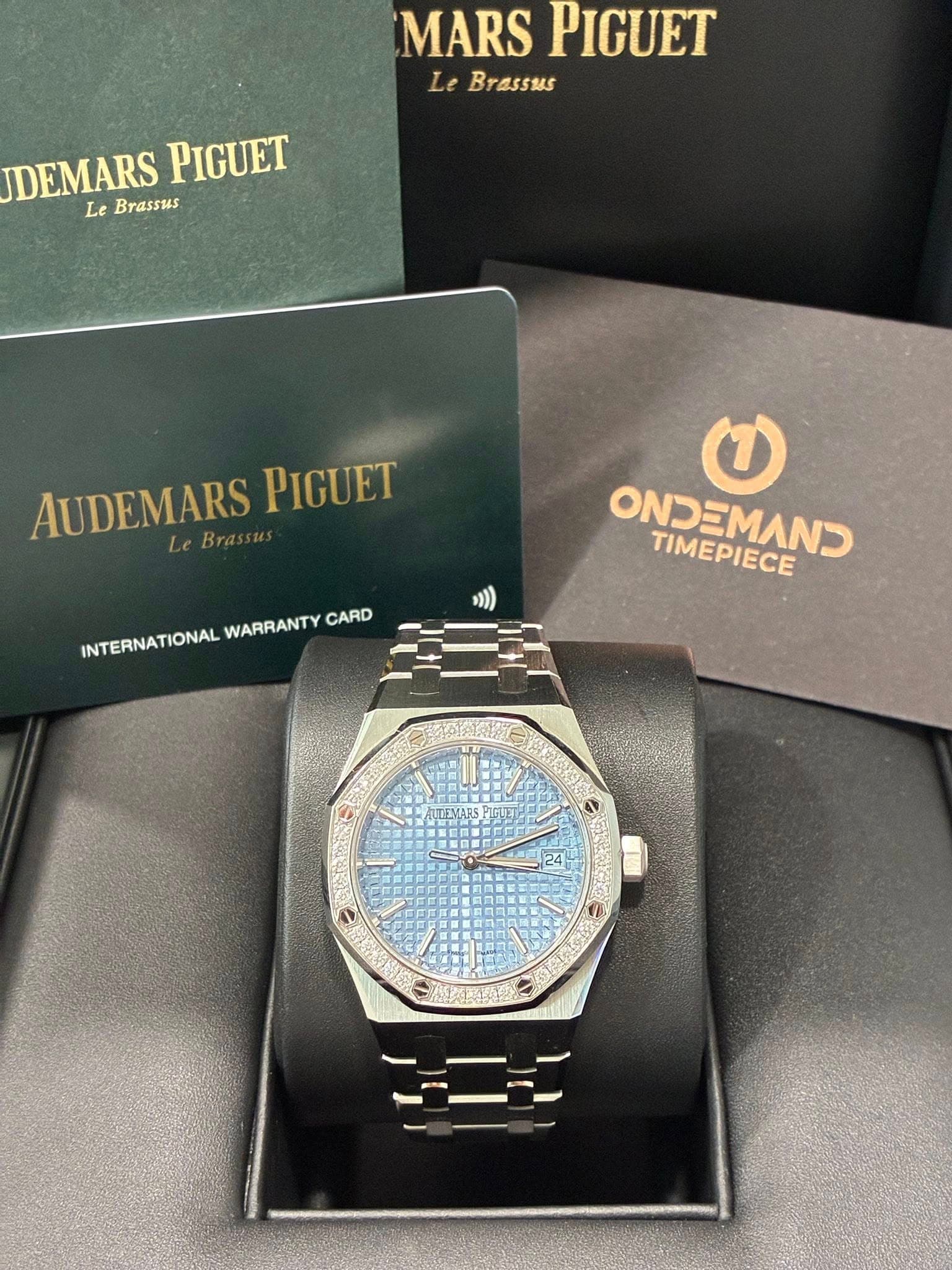 May be an image of wrist watch and text that says 'MARS PIGUET Le Brassas DEMARS PIGUET Le Brassus AUDEMARS PIGUET INTERNATIONAL TIONAL WARRANTY CARD ONDEMAND TIMEPIECE ATENARS 24'