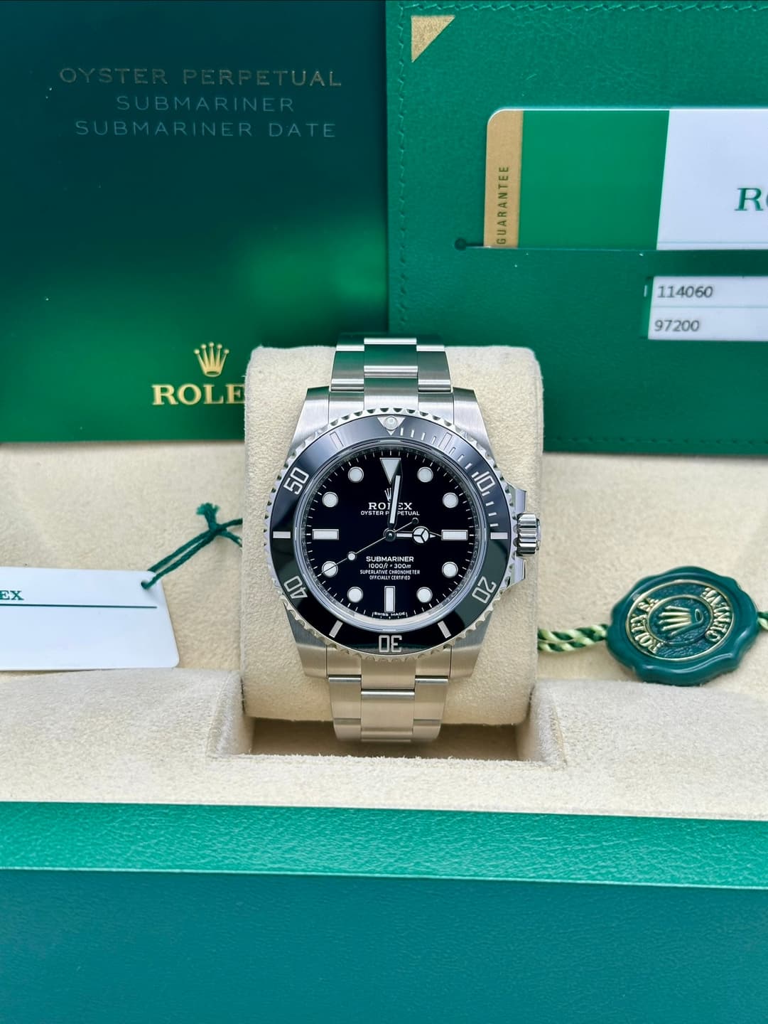May be an image of wrist watch and text that says 'GUARANTEE R ROLE TEEP ROI STER STUW 5 EX 心 10 I InI SUBMARNER S 40 20 30 ፖ ரம் 吉 ATHIE'