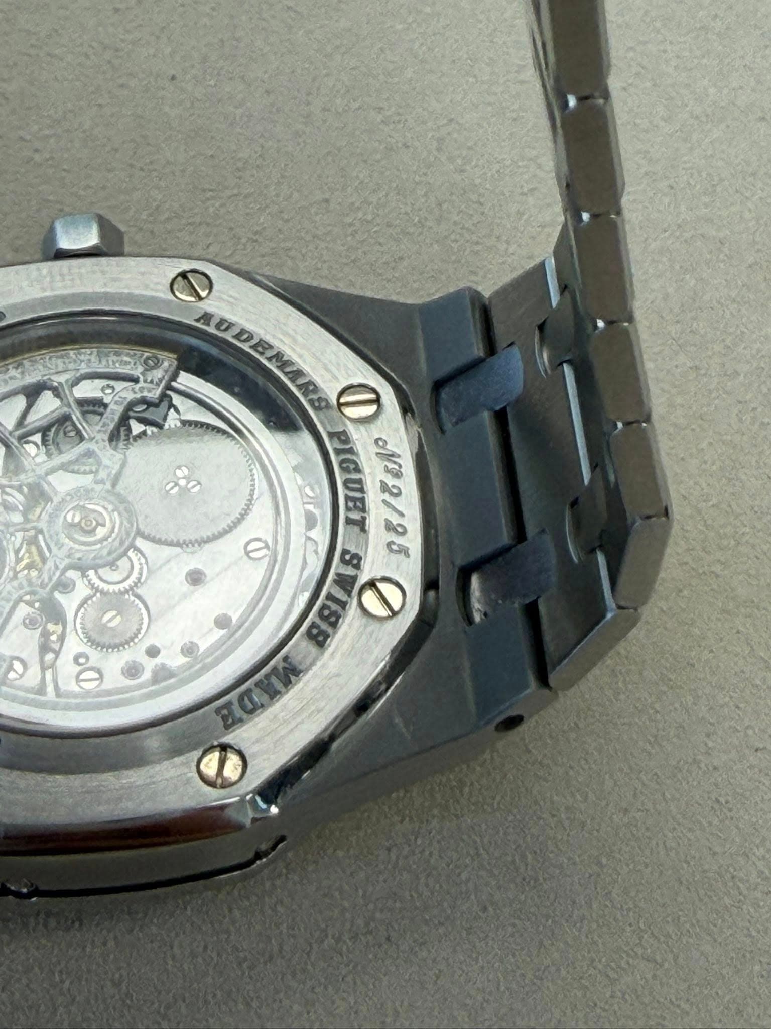 May be an image of wrist watch and text that says '2e မစ AUDEMARS ወ 1 ع02 PIGUET N2/25 SISS S ወ naνИ'
