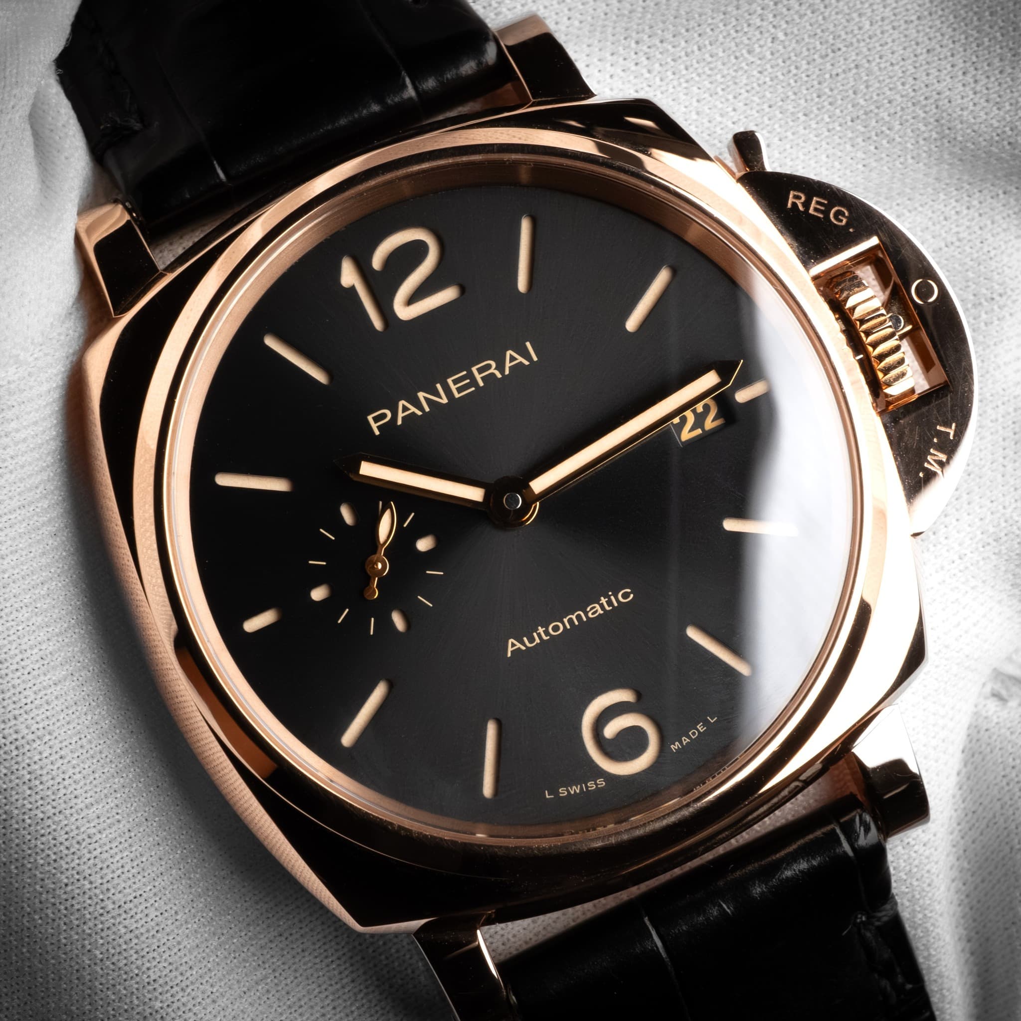 May be an image of wrist watch and text that says 'REG E O 12/ PANERAI PANERAI 12 人 M. Automatic Automatic I 6 MADE SWISS'