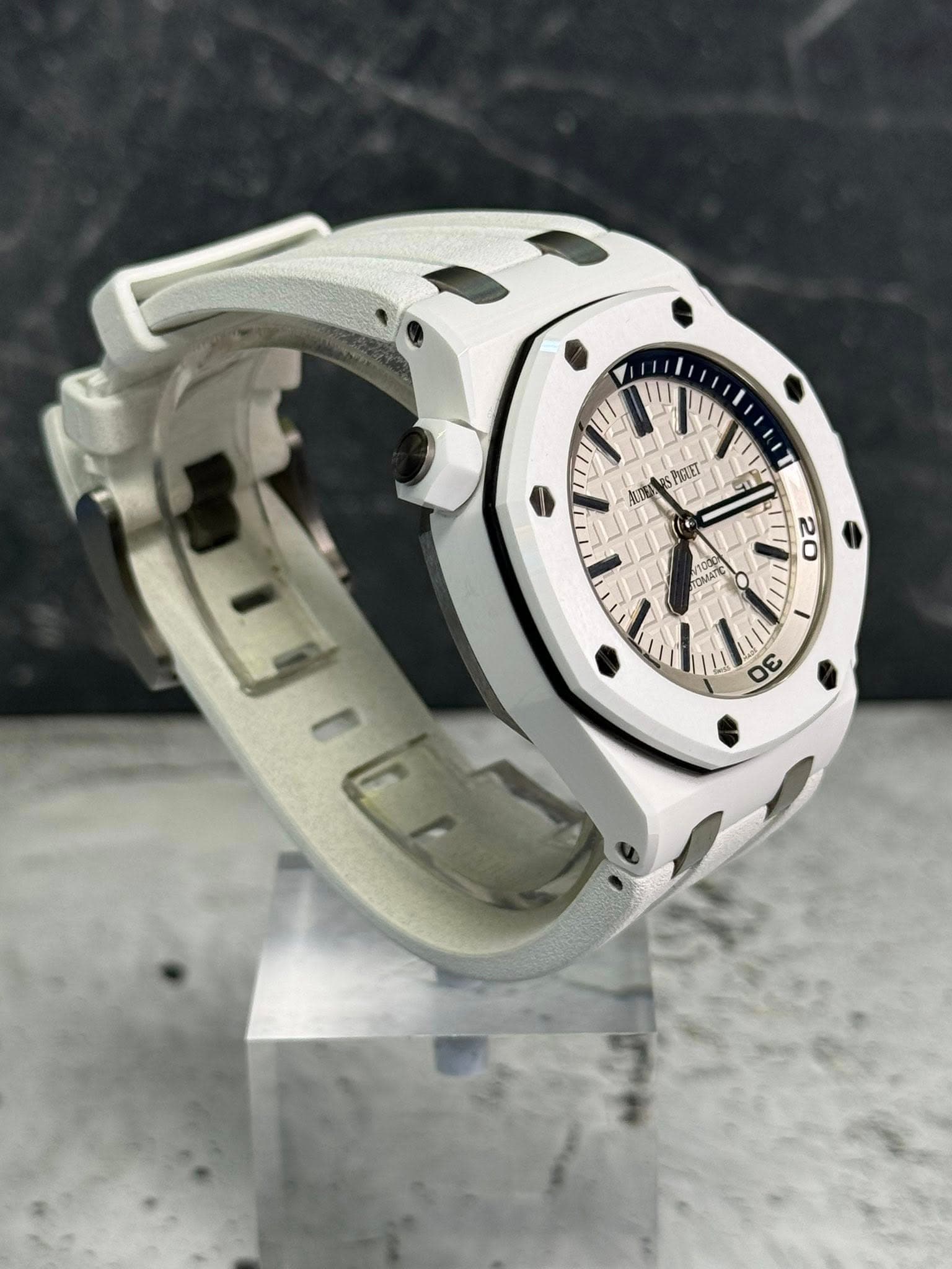 May be an image of wrist watch and text that says 'V PIRLET B ሮክ TIU ام 20 0 30'