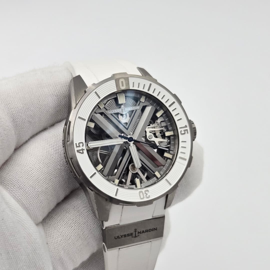 May be an image of wrist watch and text that says '0 תיייווו ULYSSE AAE 45 45 15 ۱١ 1I/ 30'