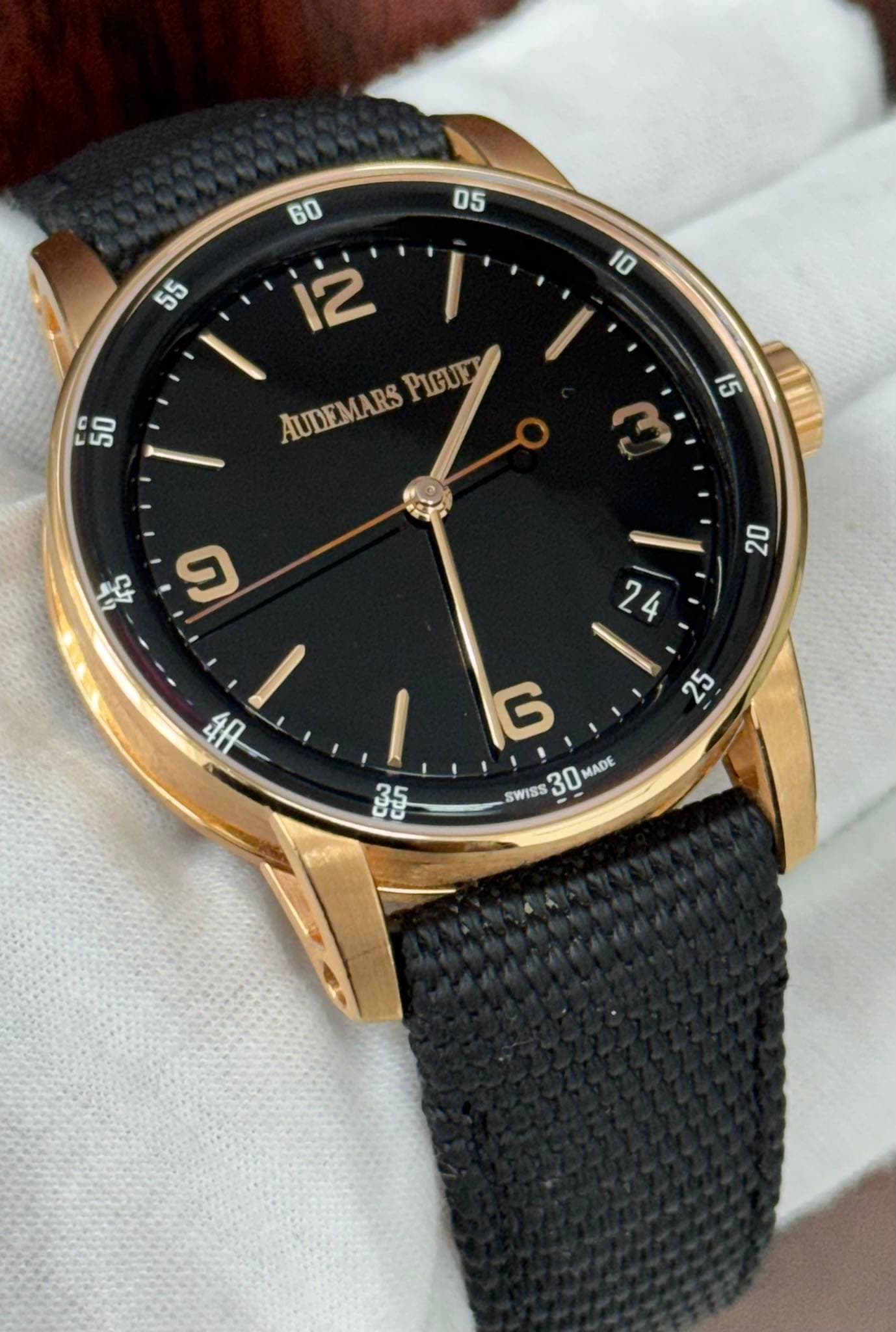 May be an image of wrist watch and text that says ' AUDEMARSPIGUE PIGUET AUDEMARS FO 50 15 安 20 44 9 I 報 学 25 5 SWISS SWISS 30 MADE နိုန္ဓ'