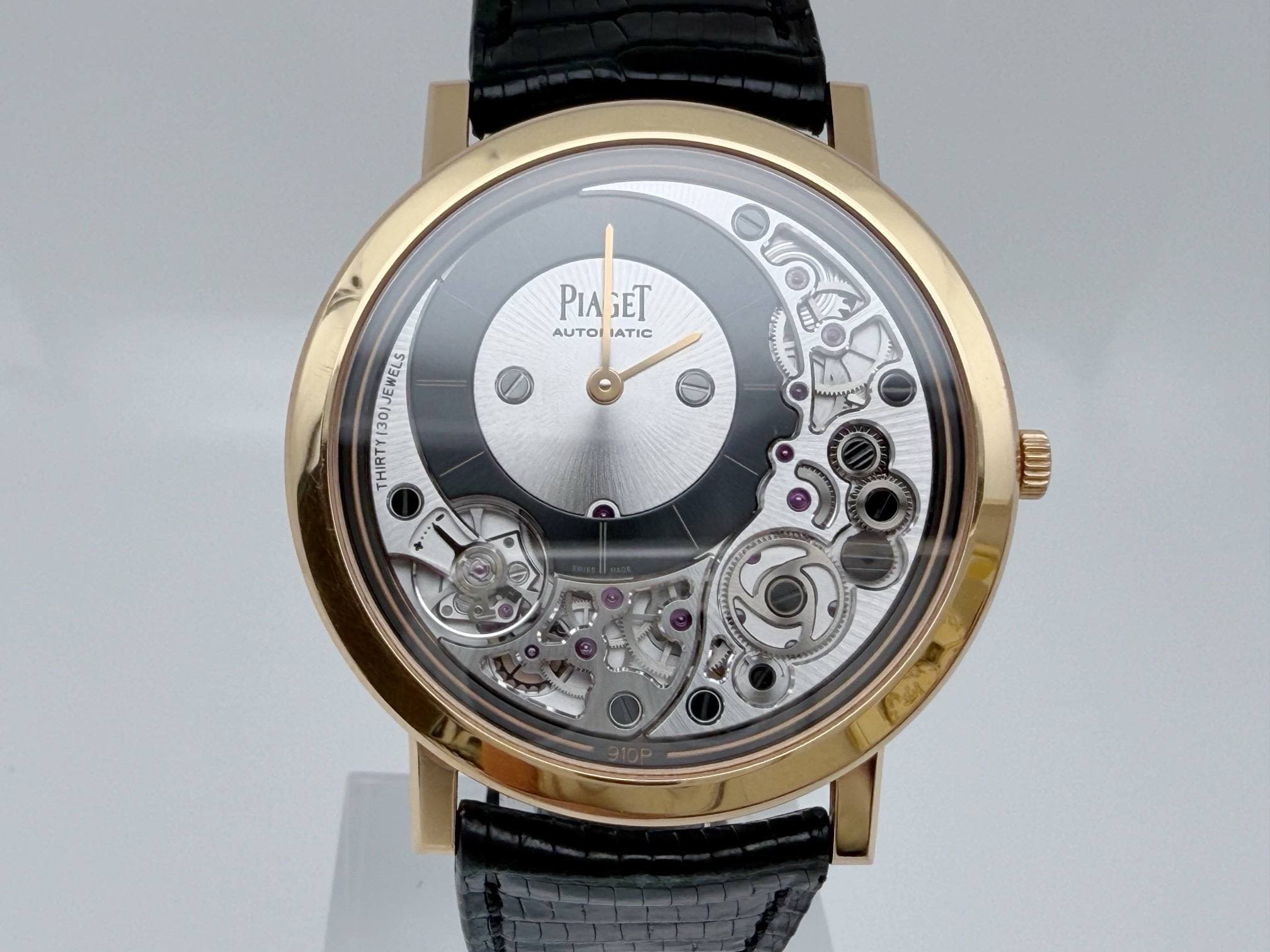 May be an image of wrist watch and text that says 'PIAGET GET PIA AUTO UTOLIATIC IATIC VO 男 THIRTY130JJEWELS VEWELS M 水山公'