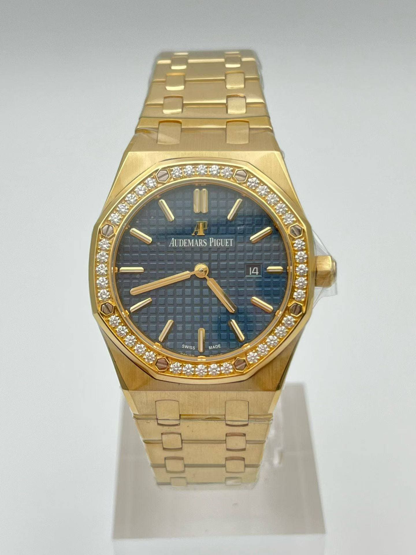 May be an image of wrist watch and text that says 'AUDEMARS AUDEMARPIGUET PIGUET 14 Me SWISS MADE'