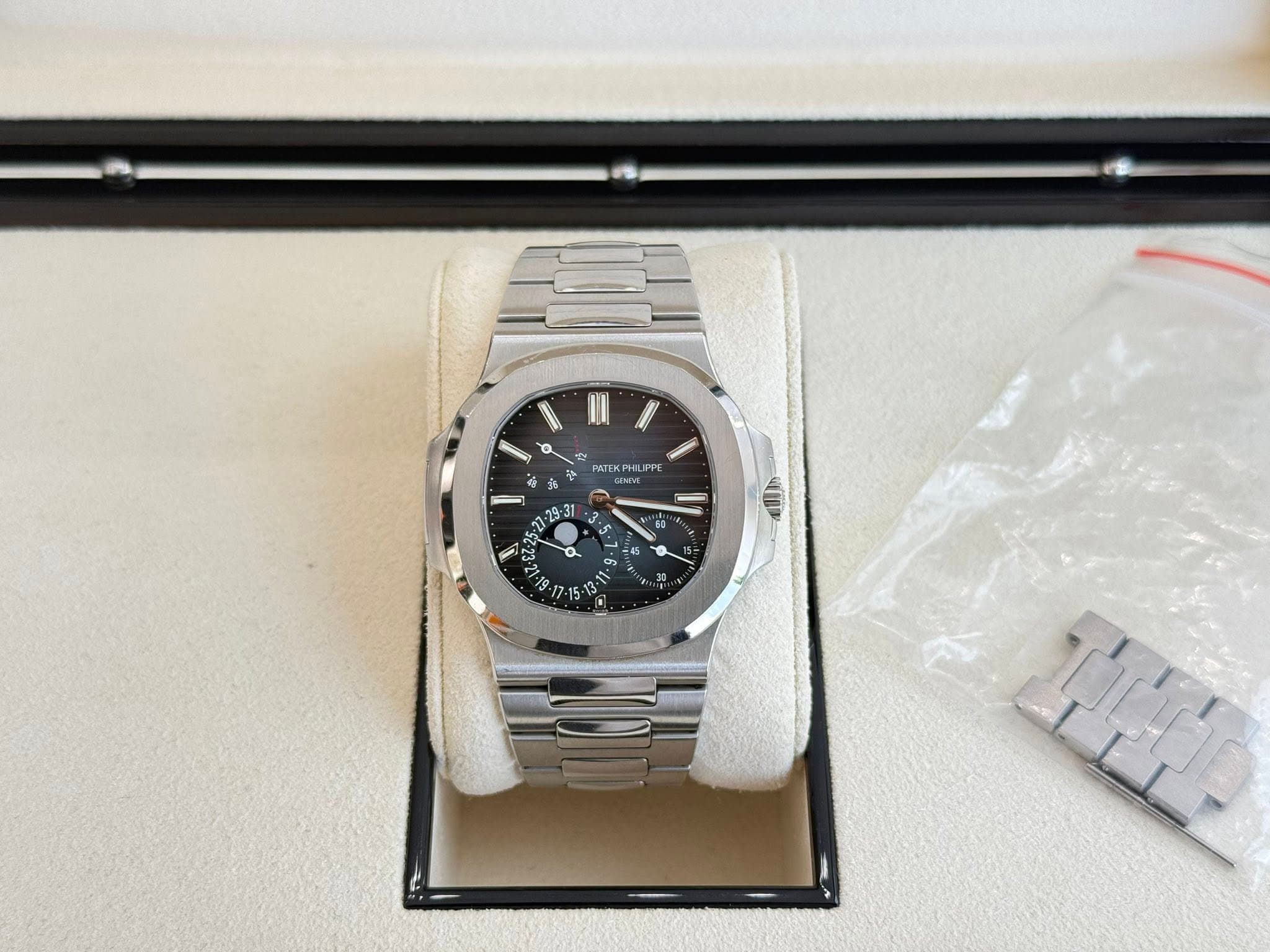 May be an image of wrist watch and text that says 'L KP PA EKPHILIP HL LPP PPE PATEK GENEVE N Y बযा" o o : -4 E 45'