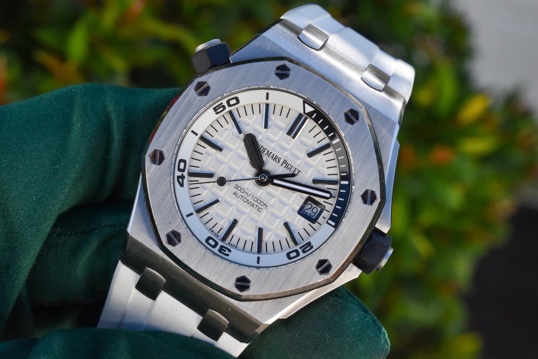 May be an image of wrist watch and text that says '50 40 DEMARS PIGUET AUTONOOOF AUT 300m AUTOMATIC 1000fc Tm UTOMATIC OMATO art II O α₯ 29 O O 0a'